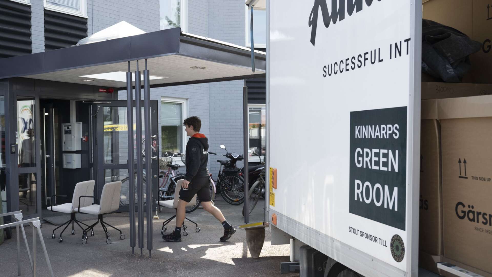 Här bärs det in nya möbler på Saab Dynamics nya kontor på Lamberget, granne med Beijers bygghandel.