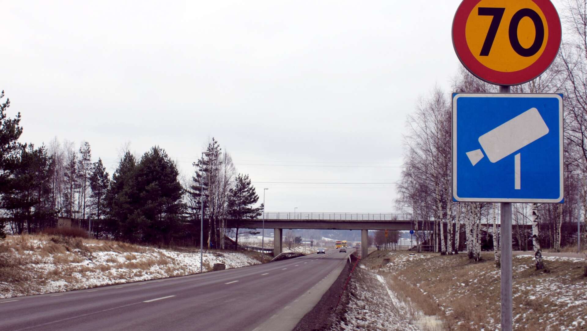 Redan i höst kan fyra nya fartkameror komma upp längs riksväg 26 söder om Kristinehamn. Ytterligare sex kameror är planerade.