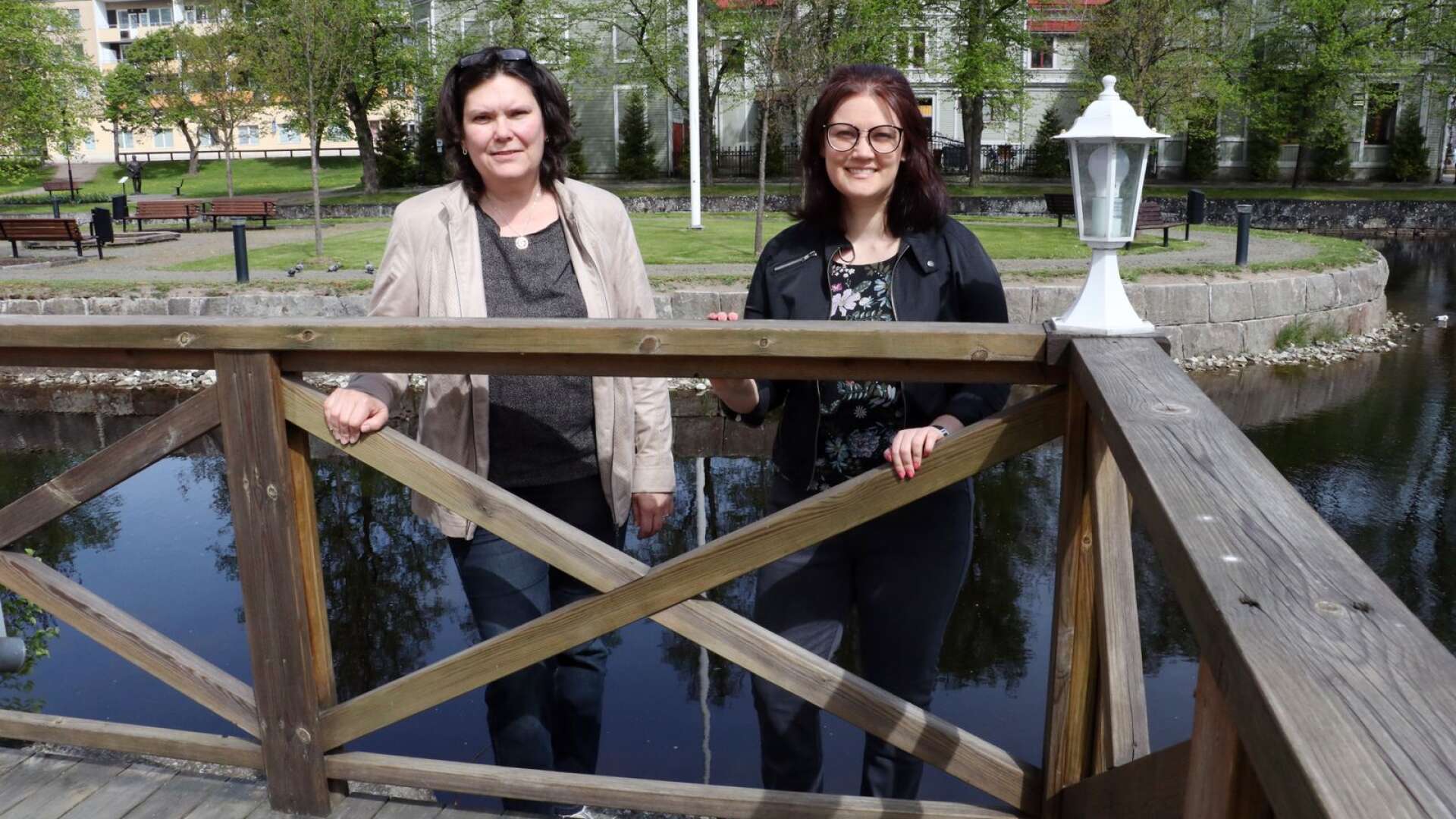Filipstads kanslichef Catrin Marsell (till vänster) och informatören Sara Virkki Björnberg kunde konstatera att arbetet för att minimera smittspridningen inom kommunens verksamheter har gått fortsatt bra.