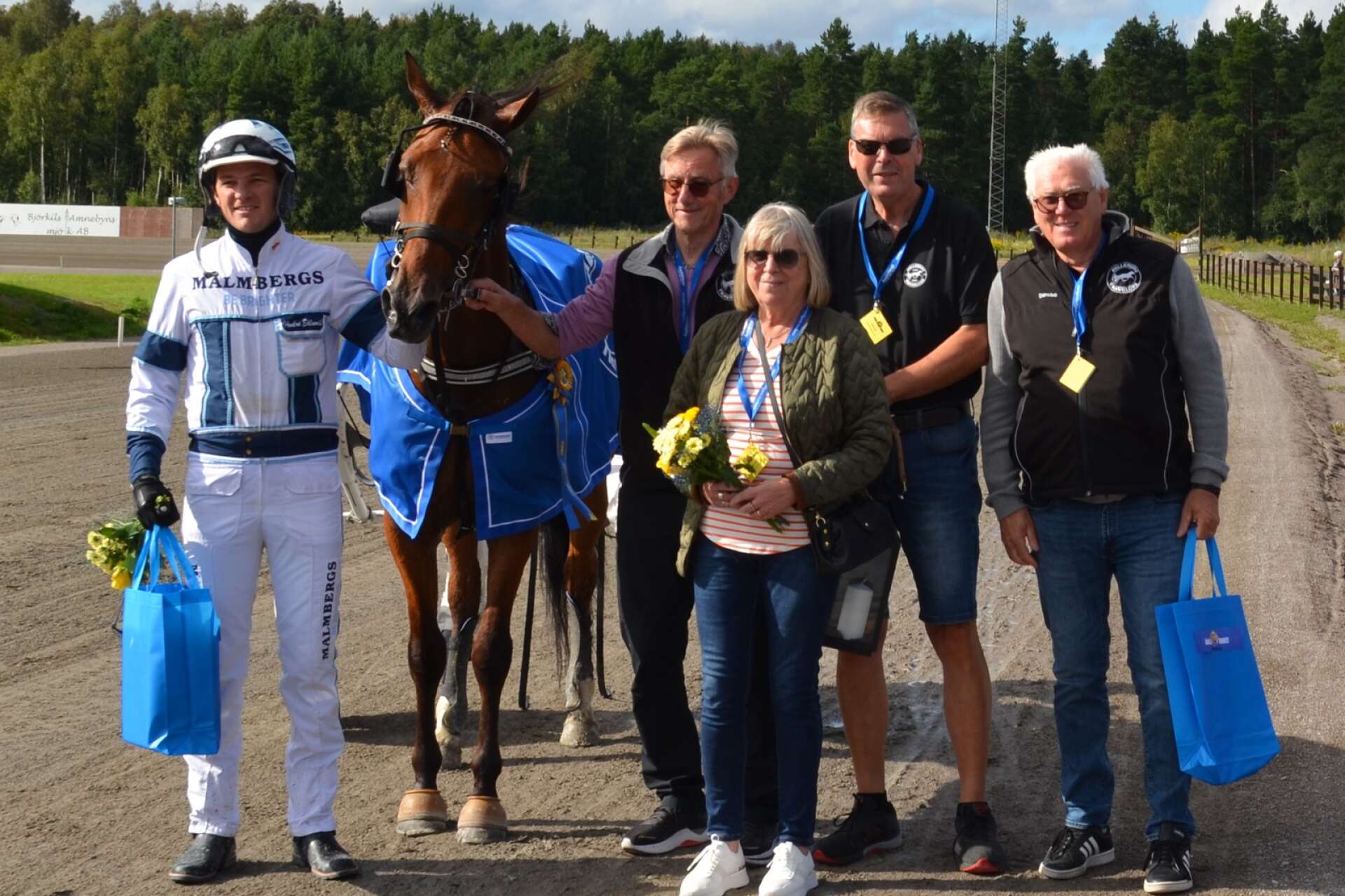 Jolicoeur och André Eklundh segrade i Melleruds travklubbs lopp. Från vänster kusken André Eklundh samt prisutdelarna Per Hagström, Ebba Ljung, Jan Andersson och Lasse Dansbo.