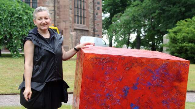 Konstnären Ludmila Pawlowska tillsammans med ett av sina verk på plats i vid domkyrkan.