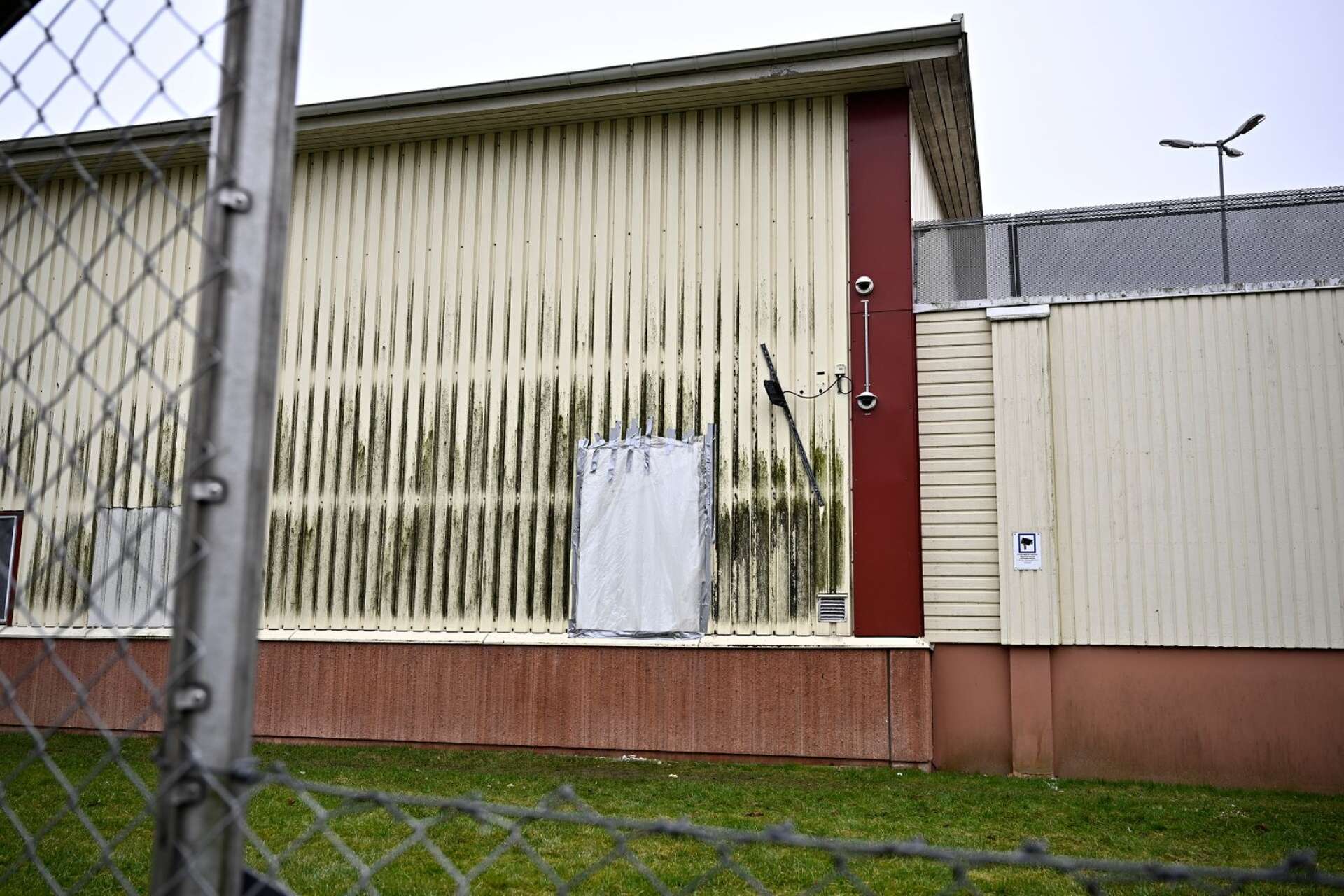 Hål i väggen efter rymning från Migrationsverkets förvar i Åstorp.