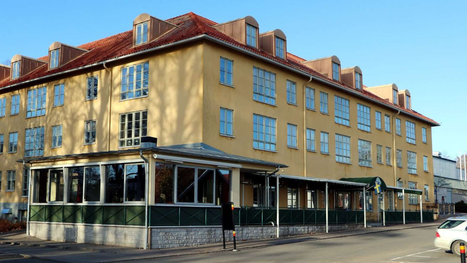Nya Hamnkrogen i Hjo fortsätter sin restaurangverksamhet som tidigare och det finns inga planer på att stänga, säger ägaren Christian Laveryd efter att den tidigare ägarens bolag begärts i konkurs.