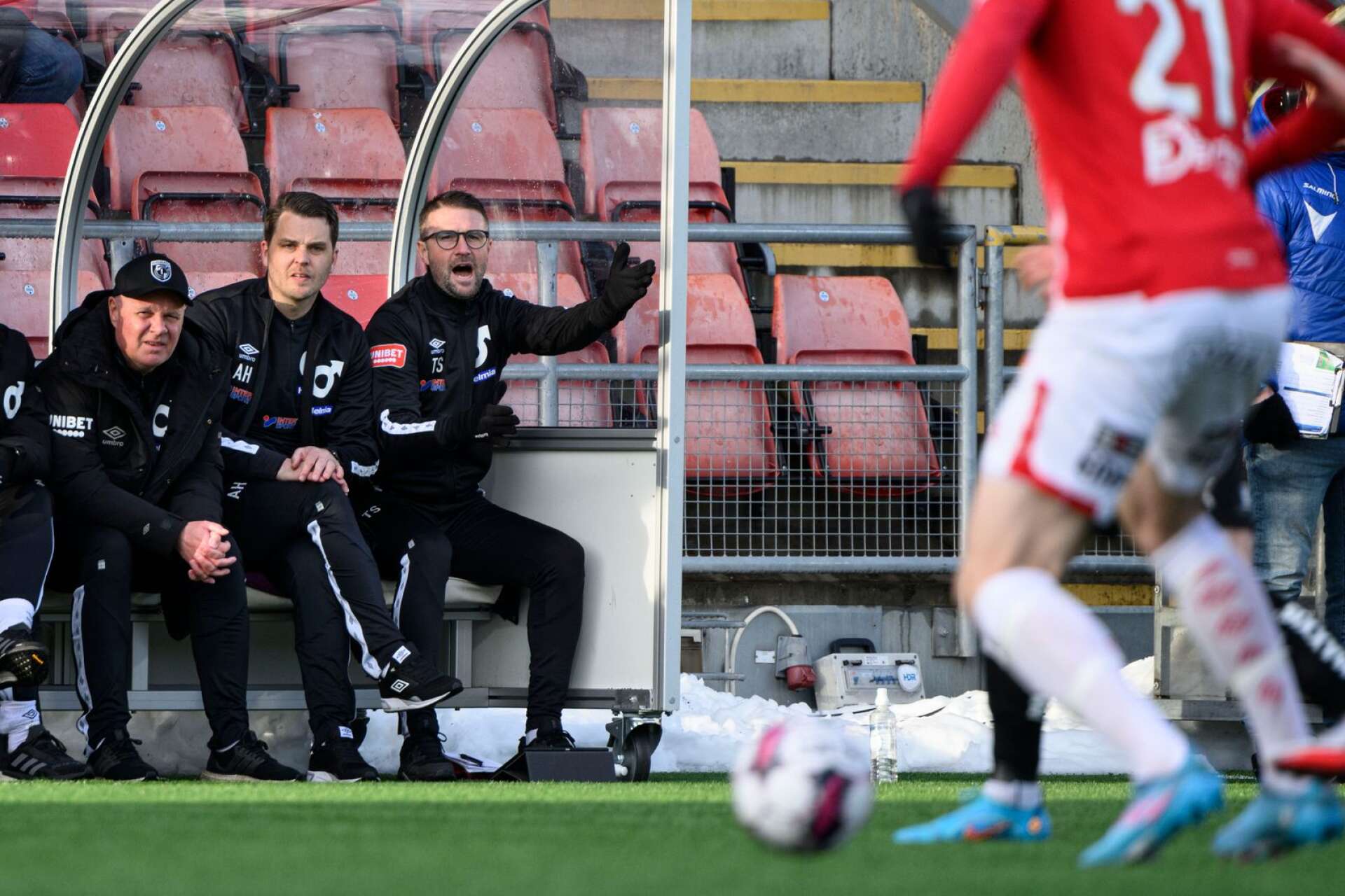 DIF:s tränare, från vänster, Roger Werrner, Andreas Holmberg och Tobias Solberg siktar mot säsongens första hemmaseger när Helsingborgs IF gästar.