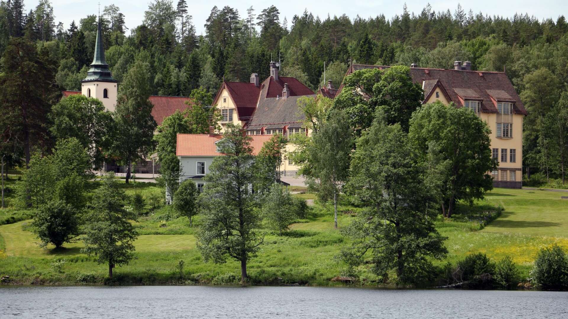 Lundsbergs skola ligger vackert vid Hållsjön och kommer att bli centrum för en kammarmusikvecka i början av juli.