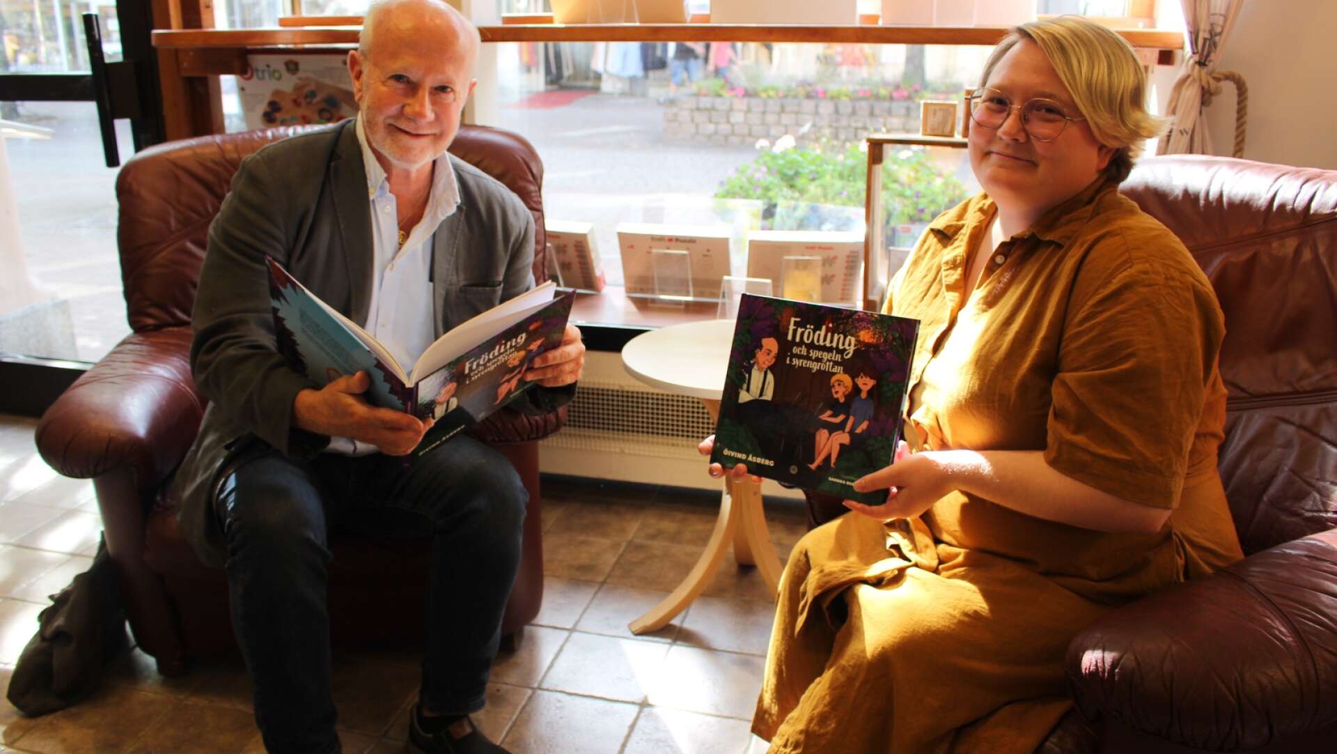 Öivind Åsberg och Sandra Bergström har gjort barnboken Fröding och spegeln i syrengrottan tillsammans. På lördag signeras den på Minervabokhandeln. 