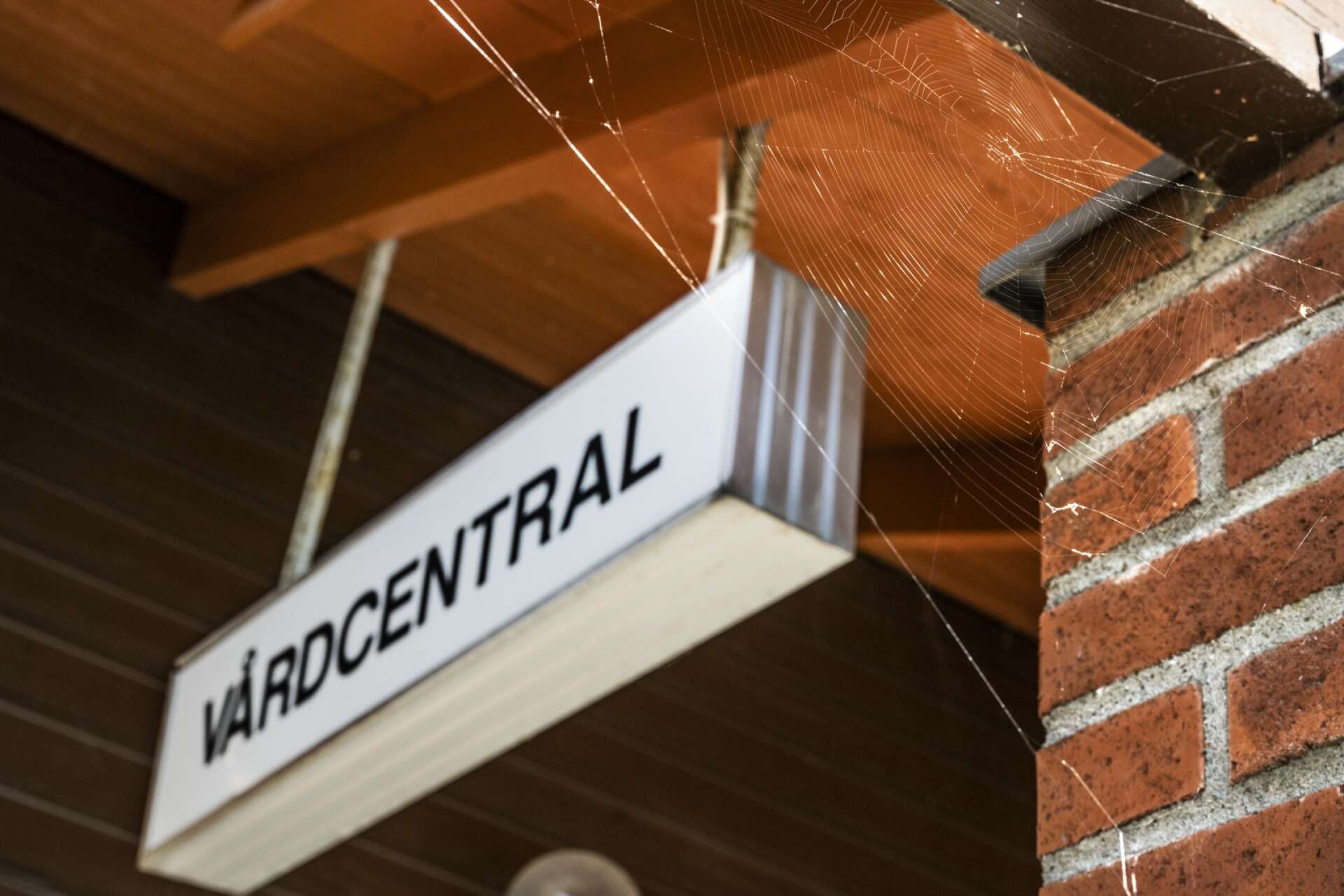 Symboliken i spindelnätet vid skylten utanför entrén till Molkoms vårdcentral är uppenbar. 