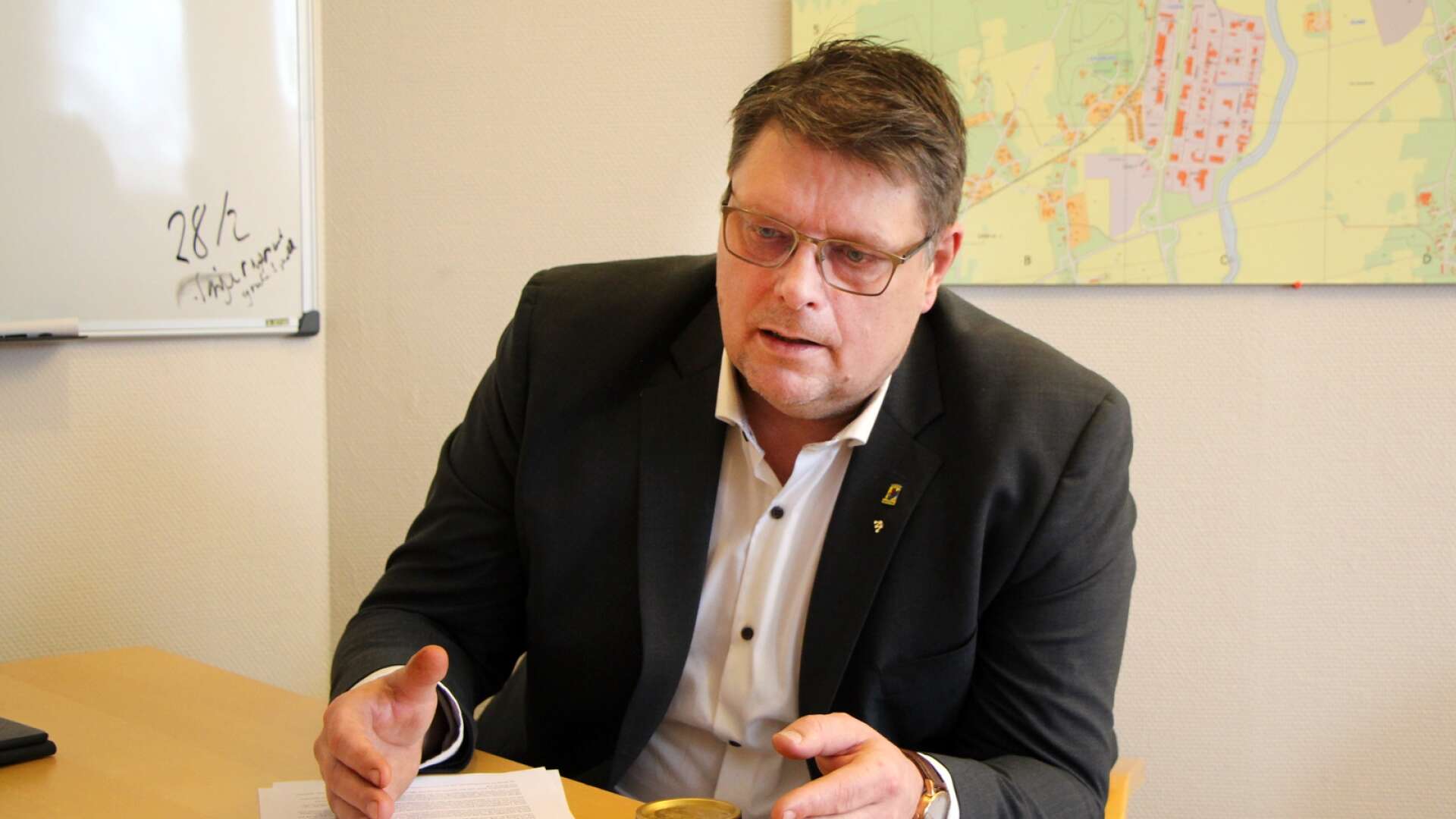 Johan Abrahamsson (M) kommer att vara kvar som kommunstyrelsens ordförande i Mariestad.