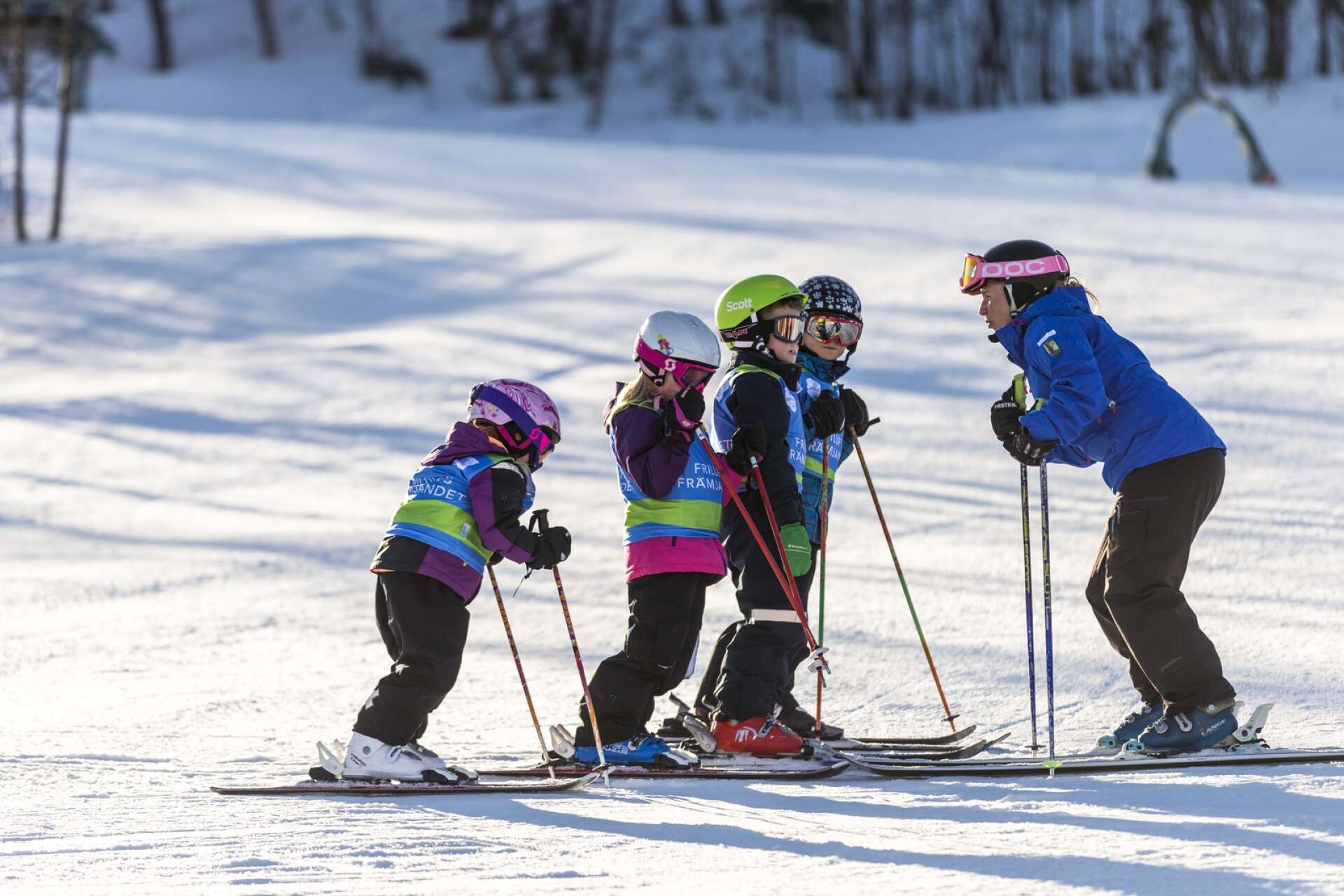 Ett par timmar på skidor eller snowboard varje vecka är ett välkommet avbrott från skärmen, skriver Jan Sandström med flera.