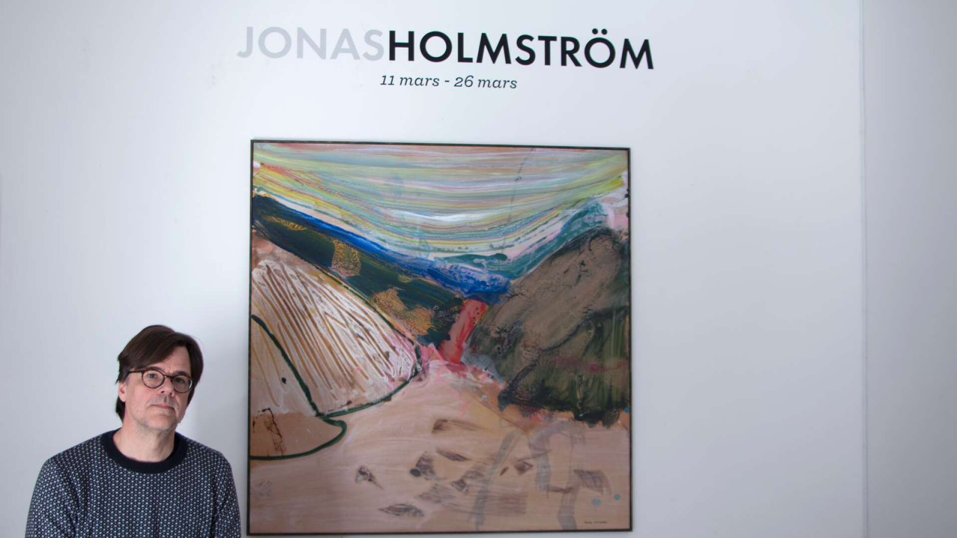 Jonas Holmström vill hellre höra vad betraktaren ser, än att prata om sina målningar. Tavlan på väggen heter Eko.