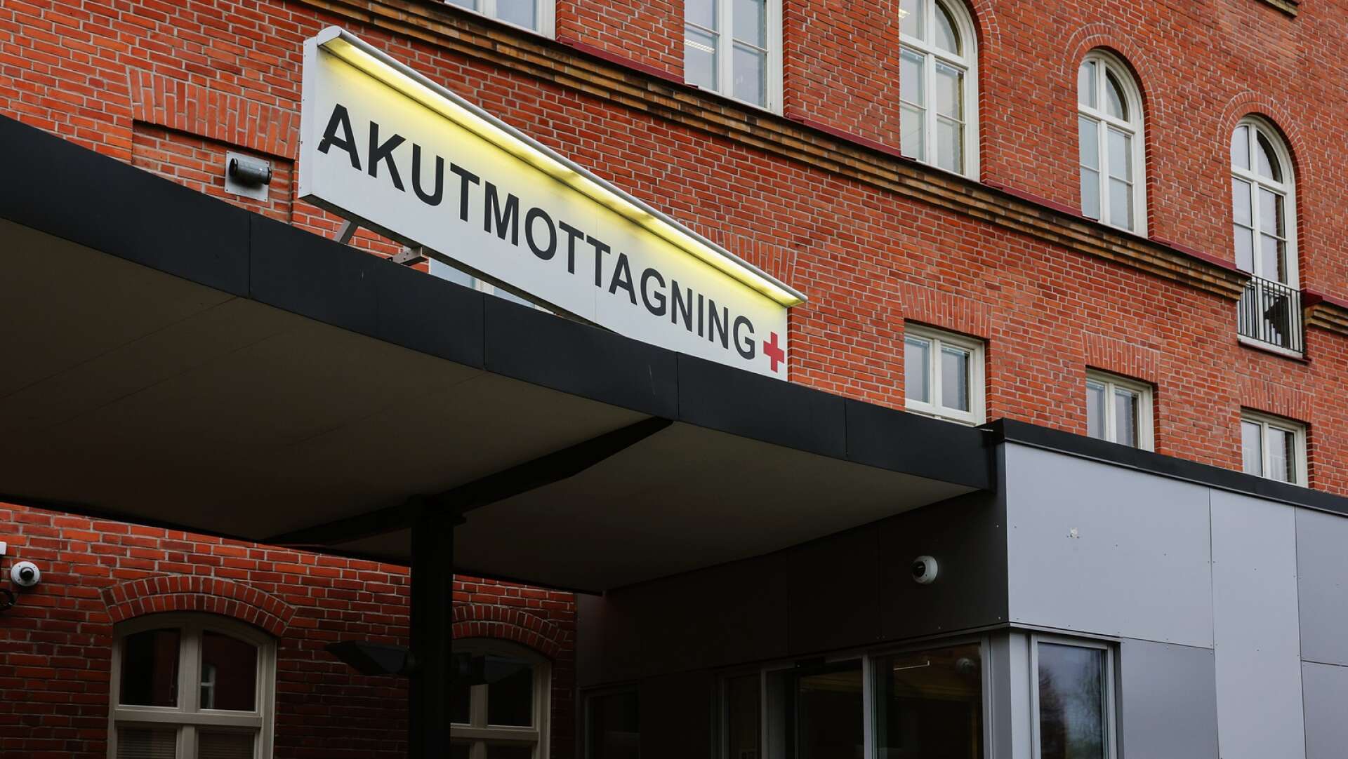 En nedläggning av akutmottagningen och IVA i Lidköping kan bli verklighet när Skaraborgs sjukhus måste spara 350 miljoner kronor nästa år. 