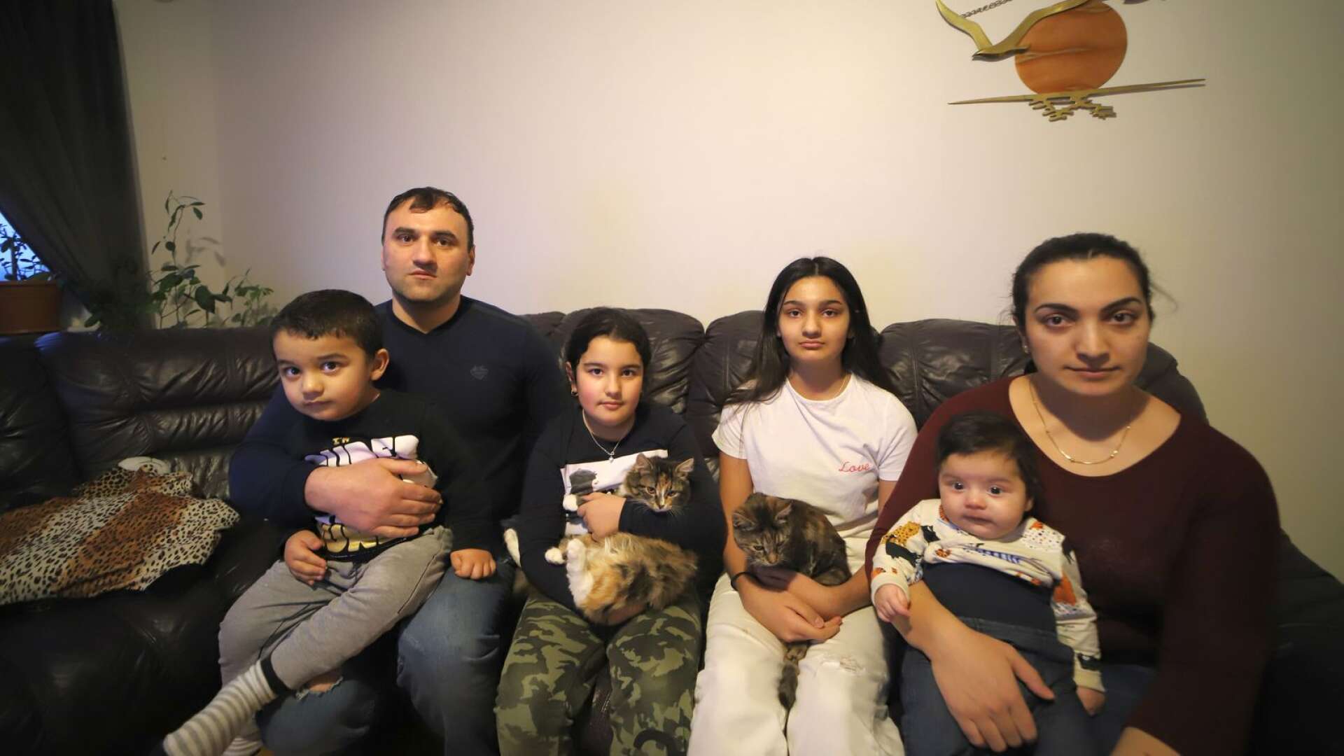 Familjen är utvisningshotad trots att de bott i Sverige sedan 2010 och är rotade i Billingsfors. Hassan Khudoyan med hustrun Alina Sadoyan och barnen Xeme, 12, Eva, 7, Råhi, 3 och Ariana, 3 månader med katterna Fyzzy och Popie.