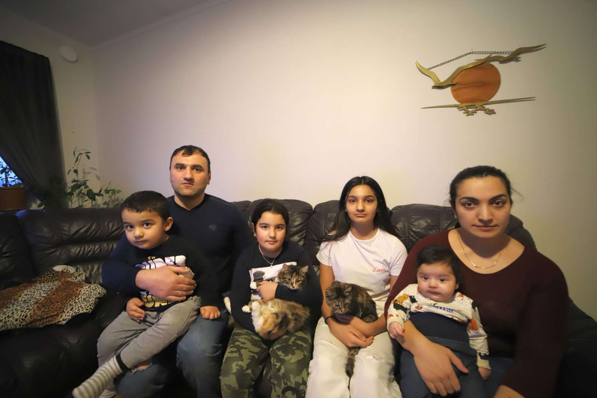 Familjen är utvisningshotad trots att de bott i Sverige sedan 2010 och är rotade i Billingsfors. Hassan Khudoyan med hustrun Alina Sadoyan och barnen Xeme, 12, Eva, 7, Råhi, 3 och Ariana, 3 månader med katterna Fyzzy och Popie.