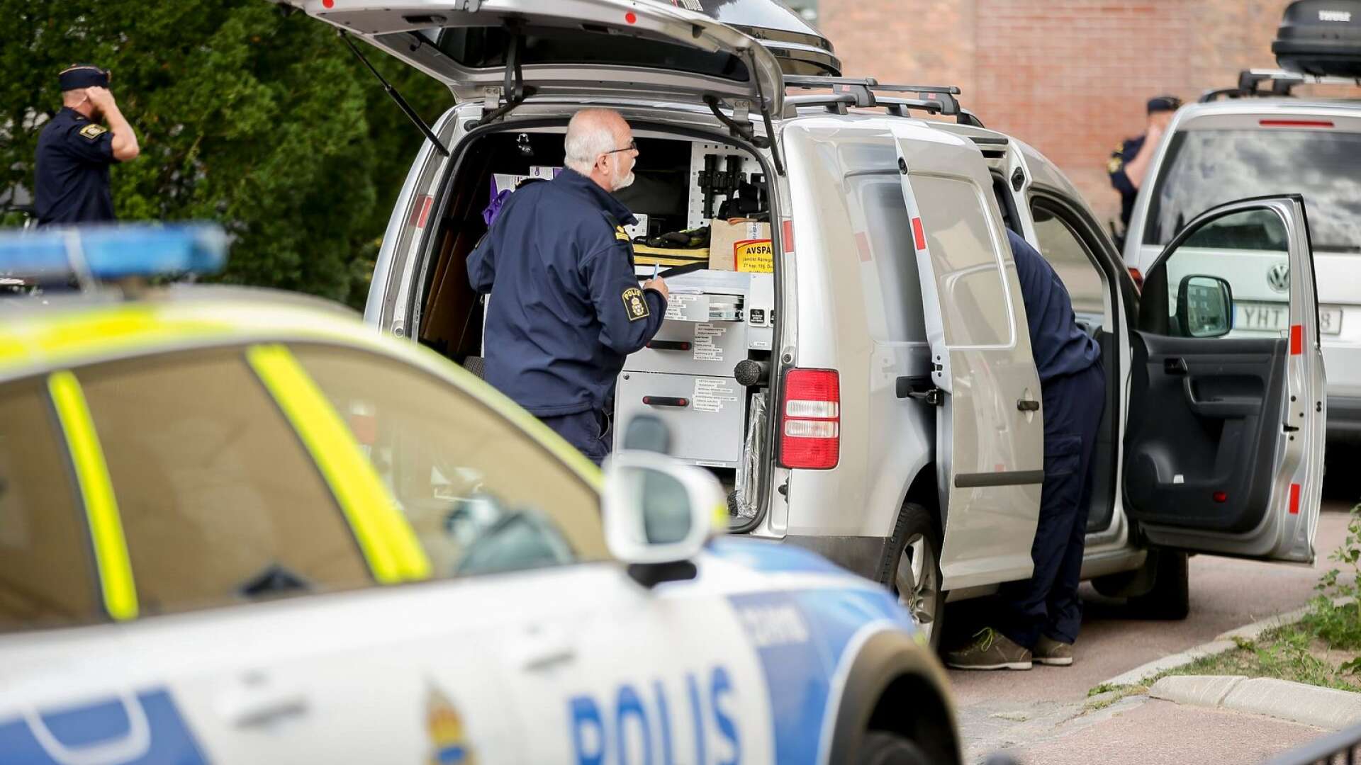 Polistekniker ute och letar spår efter skjutningarna i Karlstad.