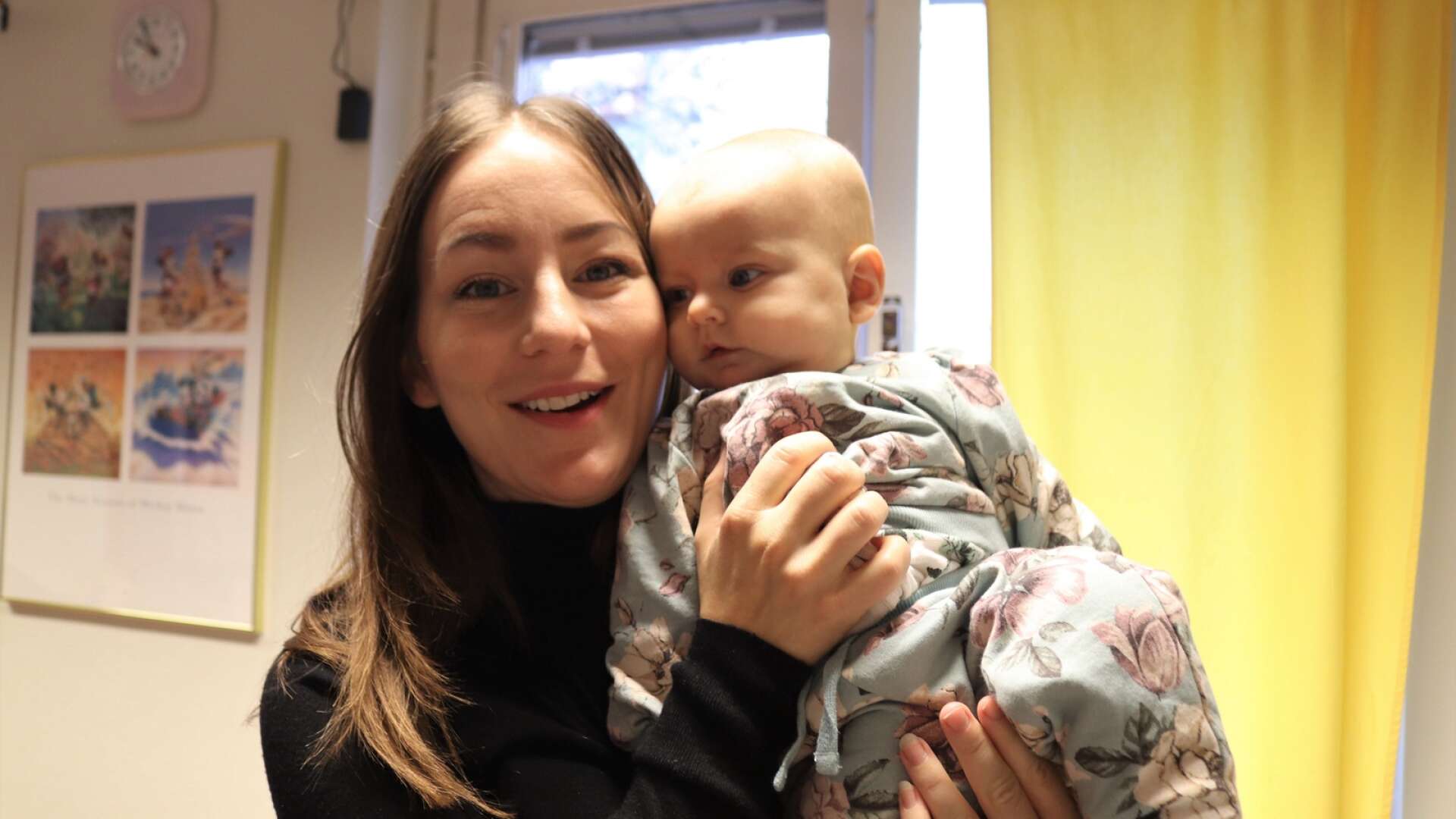 Jennie Persson och hennes dotter på fyra och en halv månad var med för första gången på babyrytmik.