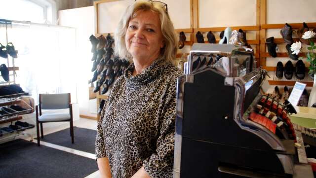 Karlströms Skor startade 1888 och är Åmåls äldsta affär. Britt Torp Lindell har jobbat i familjeföretaget sedan 1975. Nu går hon i pension och stänger sin anrika butik där bland annat denna kassaapparat från 1940-talet finns bevarad.