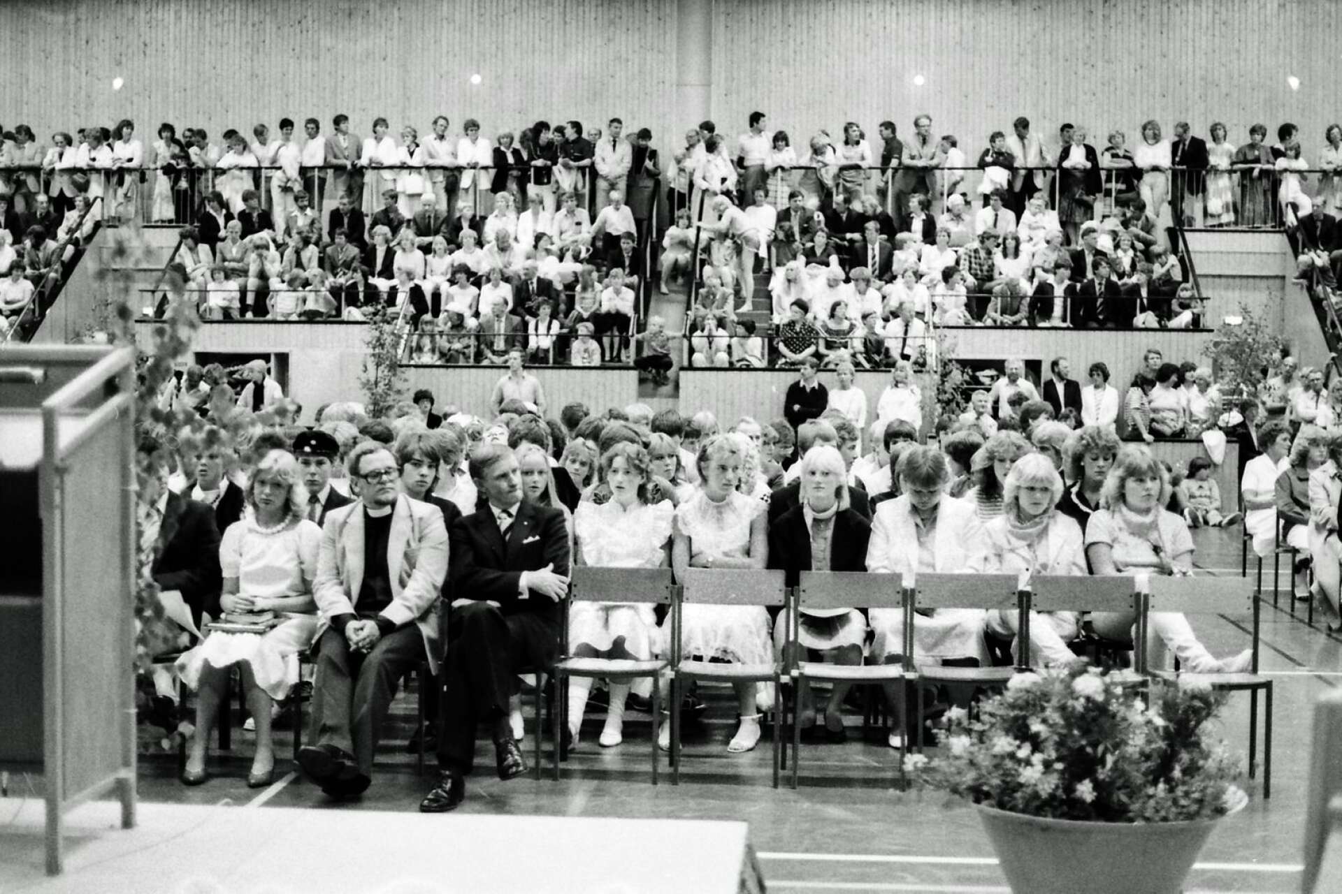 Under många år hölls högstadiets avslutning i Tegnérhallen. Så här såg det ut 1983. Längst fram sitter kyrkoherde Hans-Olof Hermansson och rektor Bengt Ivarsson. 