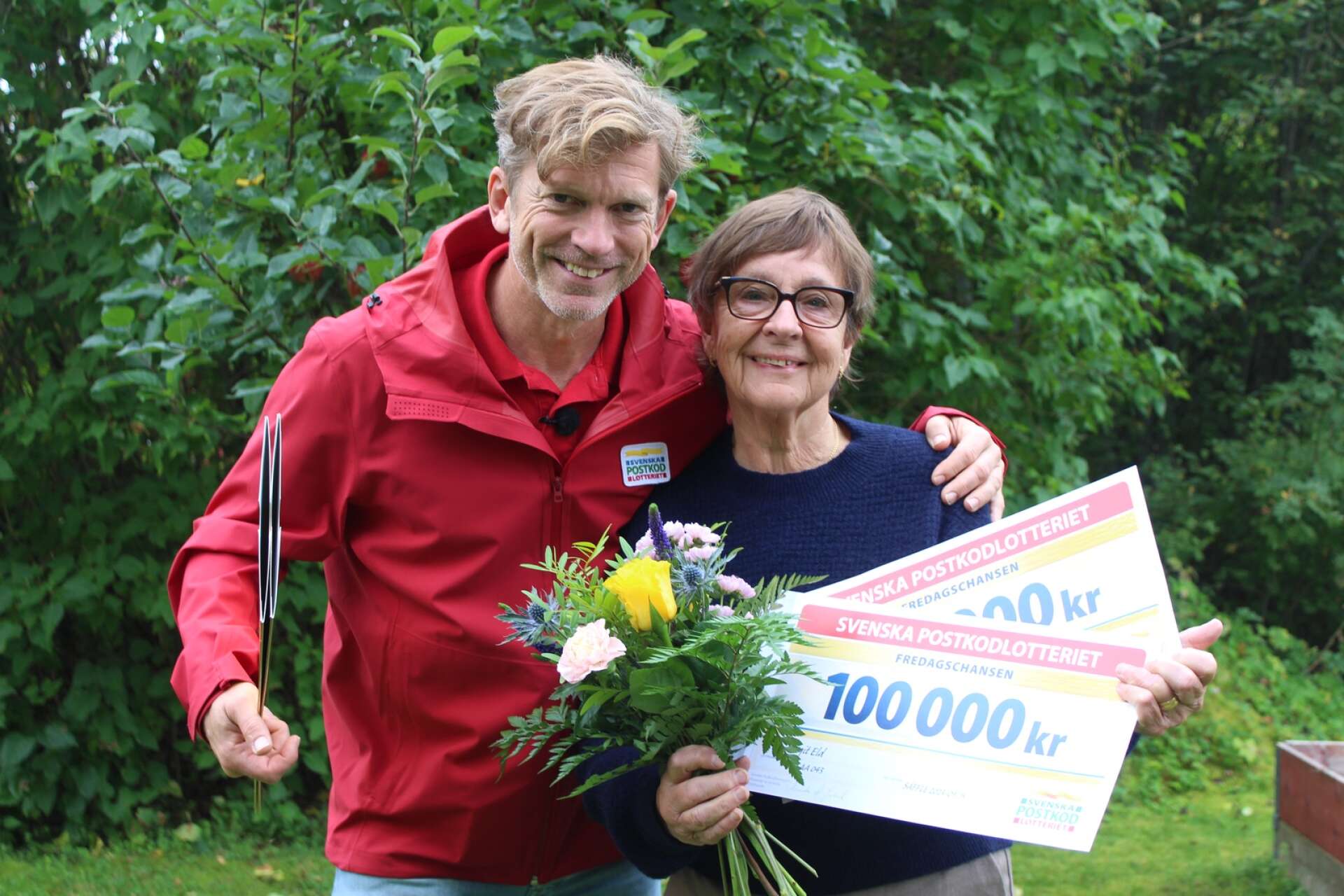 Jesper Blomqvist delade ut vinstcheckar och blommor till Birgit Eld. 