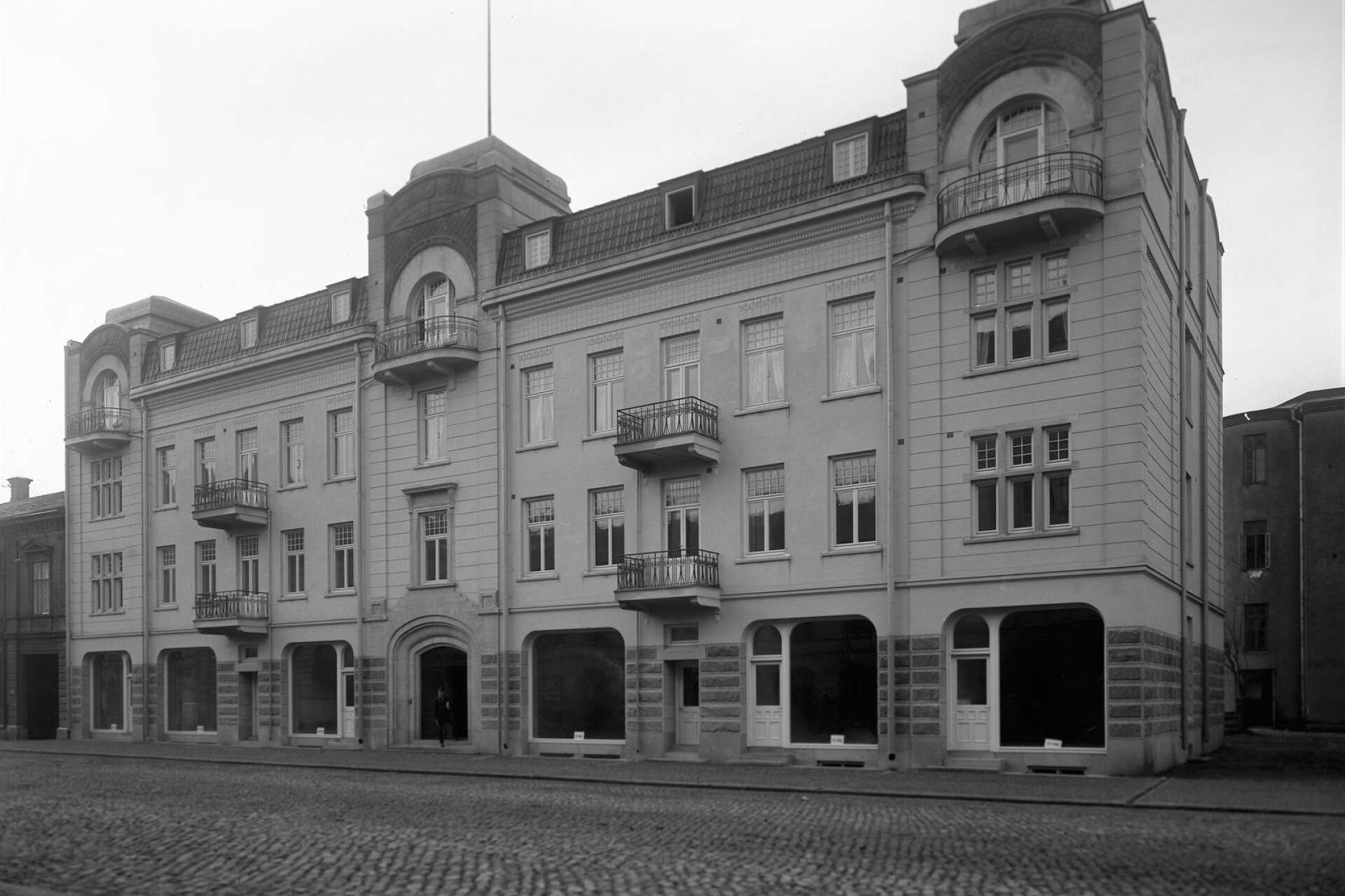 Järnvägsgatan 11, bostads- och affärsfastighet, på en bild från 1910. Huset byggdes av Bröderna Wästlund efter ritningar av stadsarkitekt Carl Crispin.