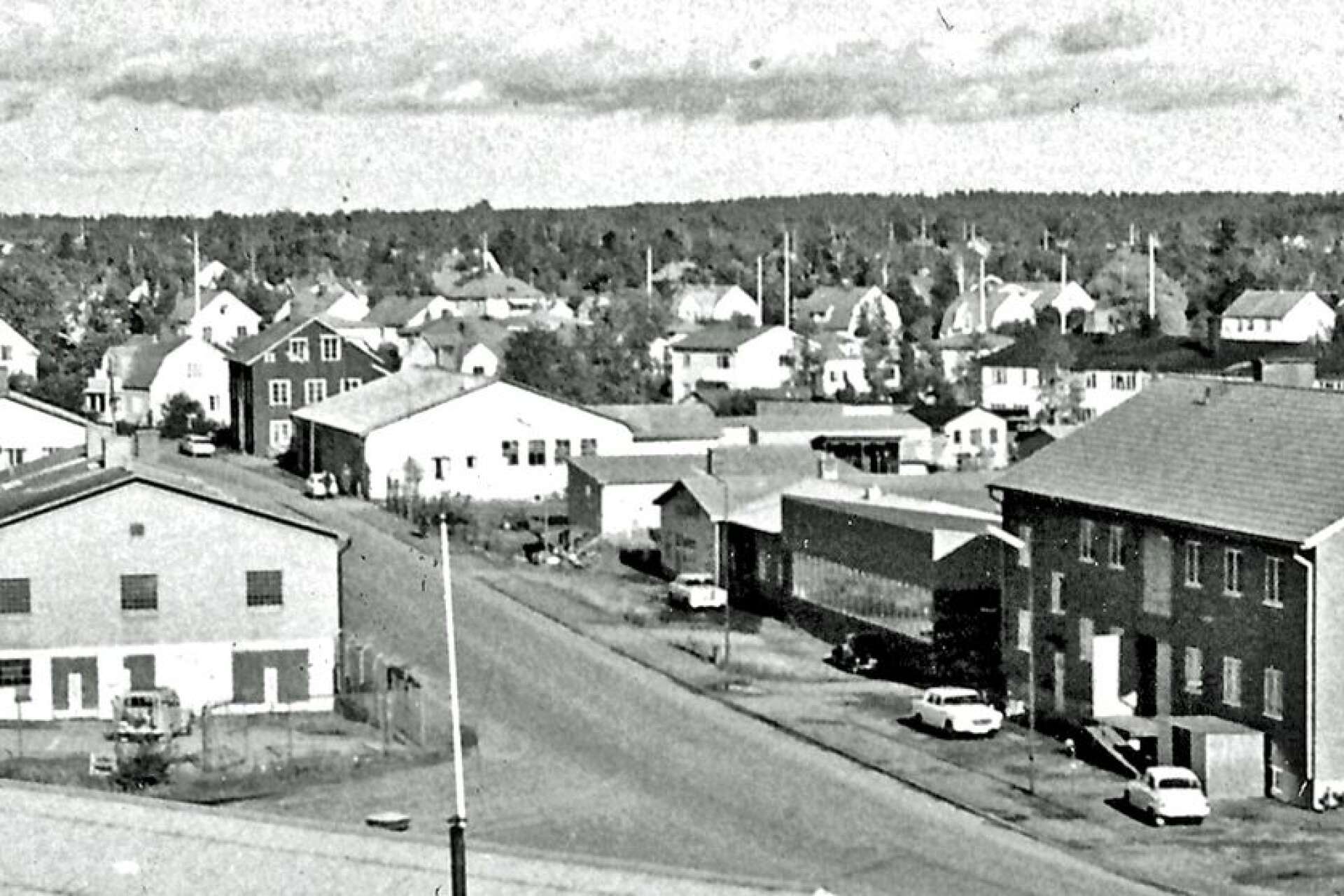 På bilden från 1950-talet ser man till vänster slakteriet som 1969 övertogs av Säffle Förnickling. Närmaste granne norrut var Säffle Smides- och galvaniseringsverkstad. På andra sidan av Fabriksgatan ses närmast Fågelvägen det hus som brann för några år sedan. Det vita huset var Säffle Betong- och Murbruksfabrik. I den lägre byggnaden startades Seiwes Mekaniska Verkstad. Till höger om denna ses tvåvåningshuset som tillhörde Arvid Nilssons byggfirma. 1981 etablerade sig Unimetron där. 