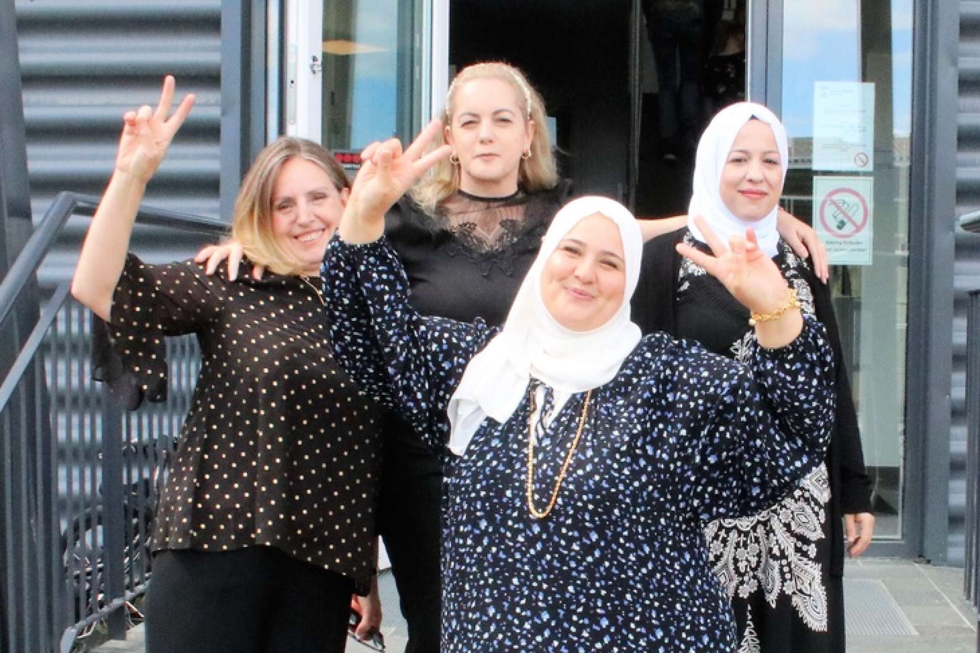 Fyra nöjda  nyutexaminerade undersköterskor från vuxenutbildningen. Från vänster: Vjollca Ternava och Lebibe Pushkolli från Kosovo, och Kowther Sabbah och Nour Ismael, från Syrien.
