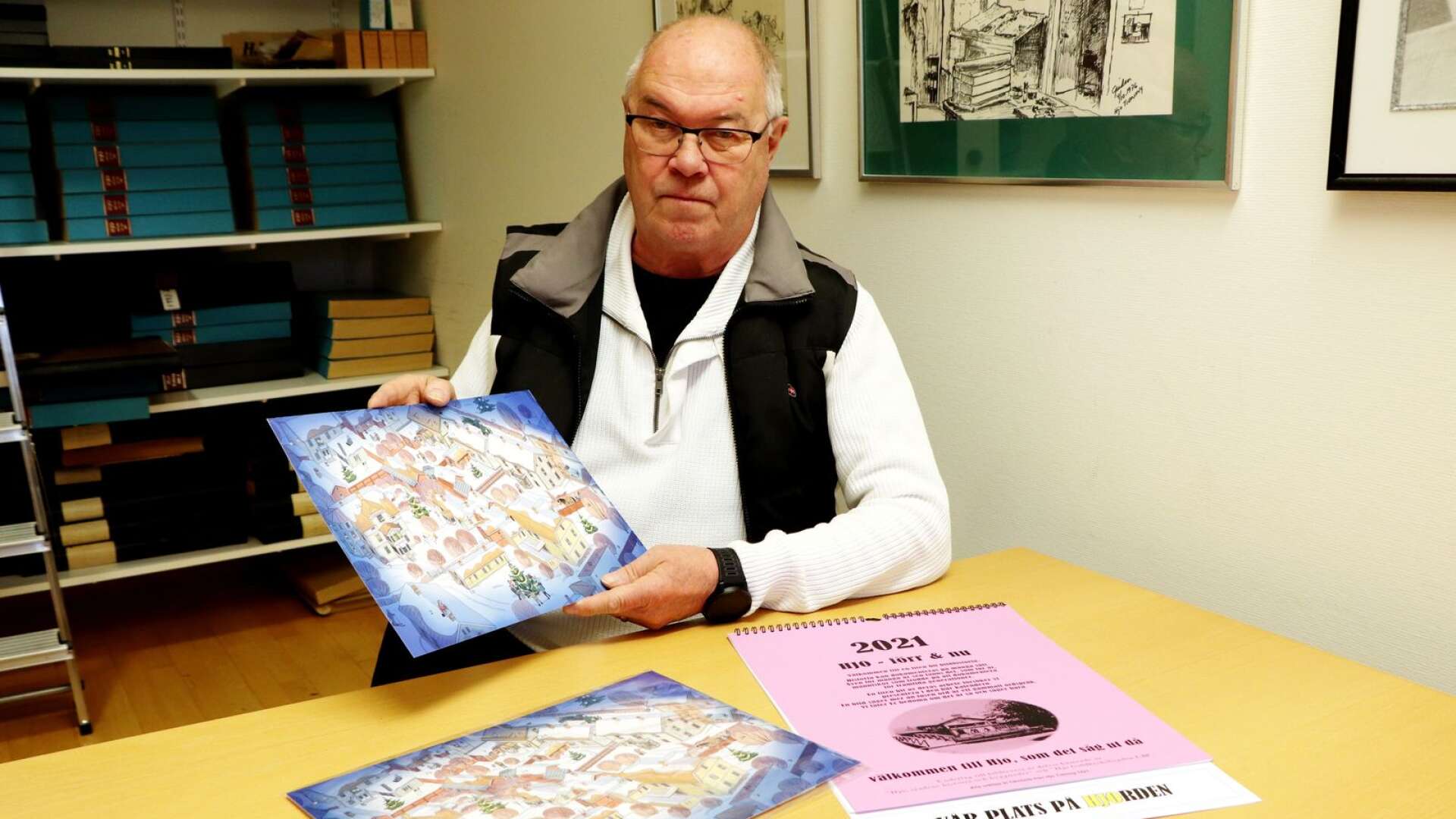 För åttonde året säljer Lions Julkalender och årskalender, berättar Gunnar Strömberg i Hjo Lions club.