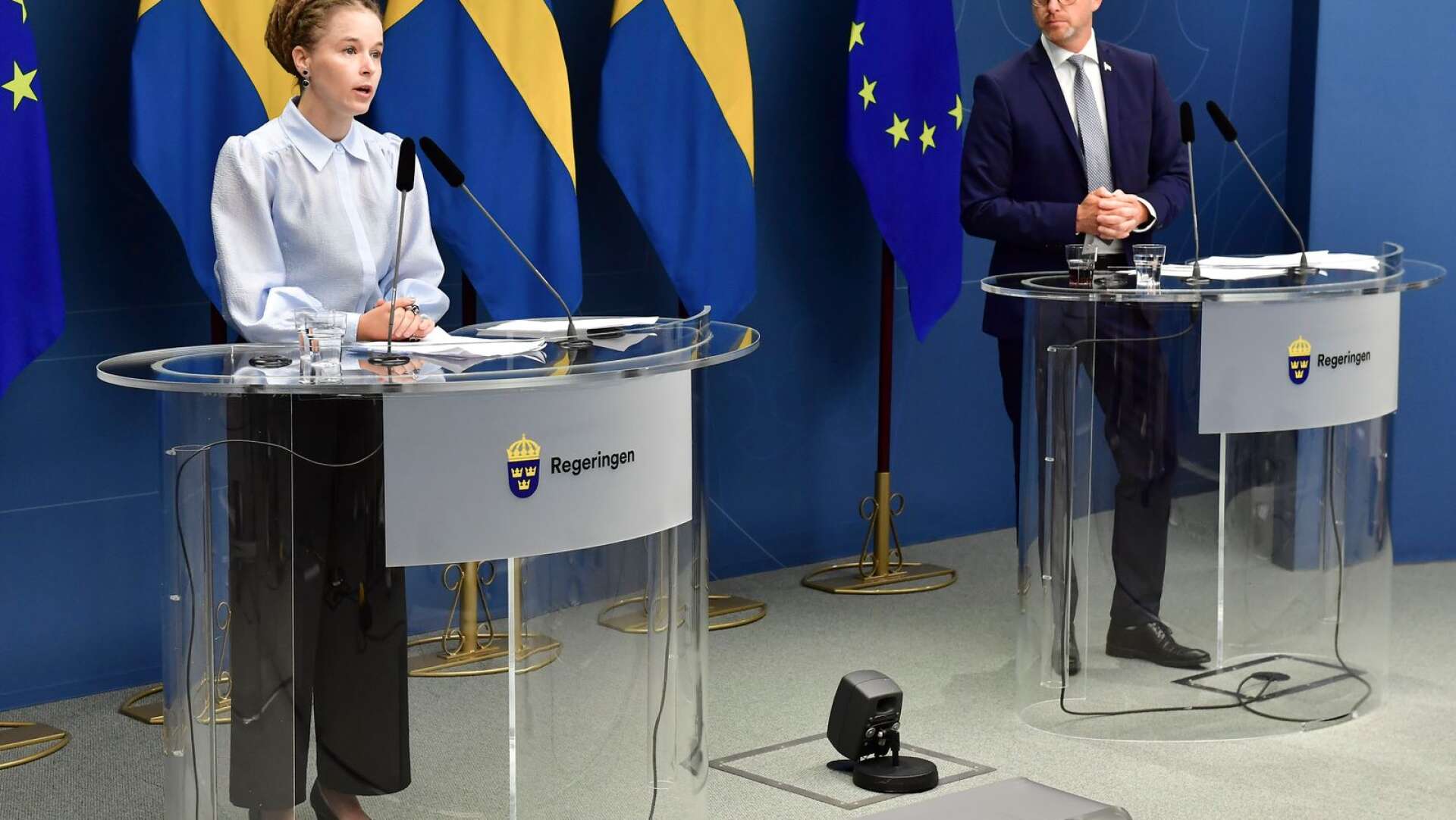 Ministrarna Amanda Lind (M) och Mikael Damberg (S) under presskonferensen när lättnader och stöd för idrotten lades fram.