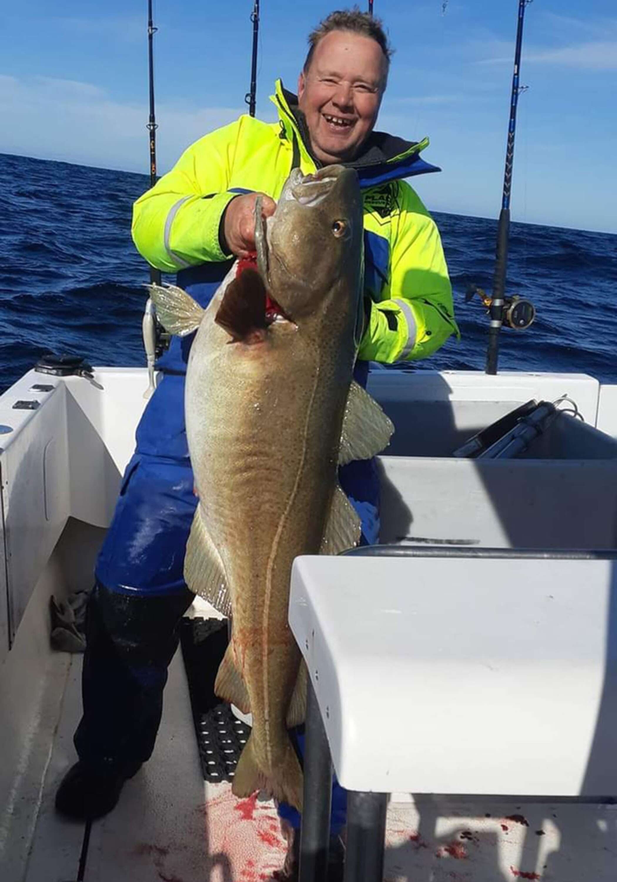 Efter många försök sprängde Johnny Hyytiäinen äntligen 20-kilosvallen på torsk med råge. Hans nya personbästa är ett 128 centimeter långt och 22,6 kilo tungt exemplar från vattnen utanför Lofoten.