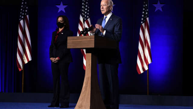 Demokraten Joe Biden håller tal. Bakom står vicepresidentkandidaten Kamala Harris.