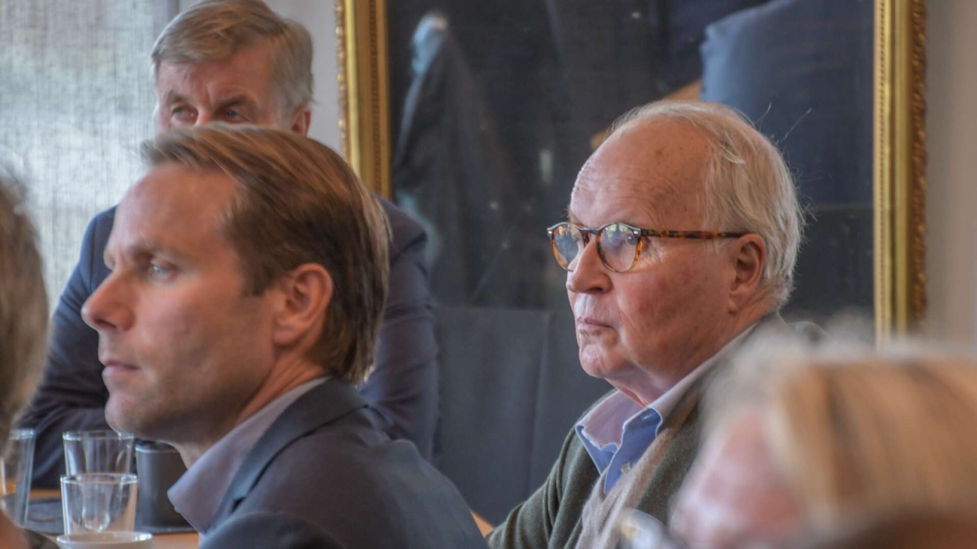 Lars Swahn, styrelseordförande i Svensk Bostadsinvest i Stocklolm, ställde intresserade frågor under investerardagen. Företaget placerar och förvaltar kapital på den svenska bostadsfastighetsmarknaden, ”på orter där Sverige växer”.