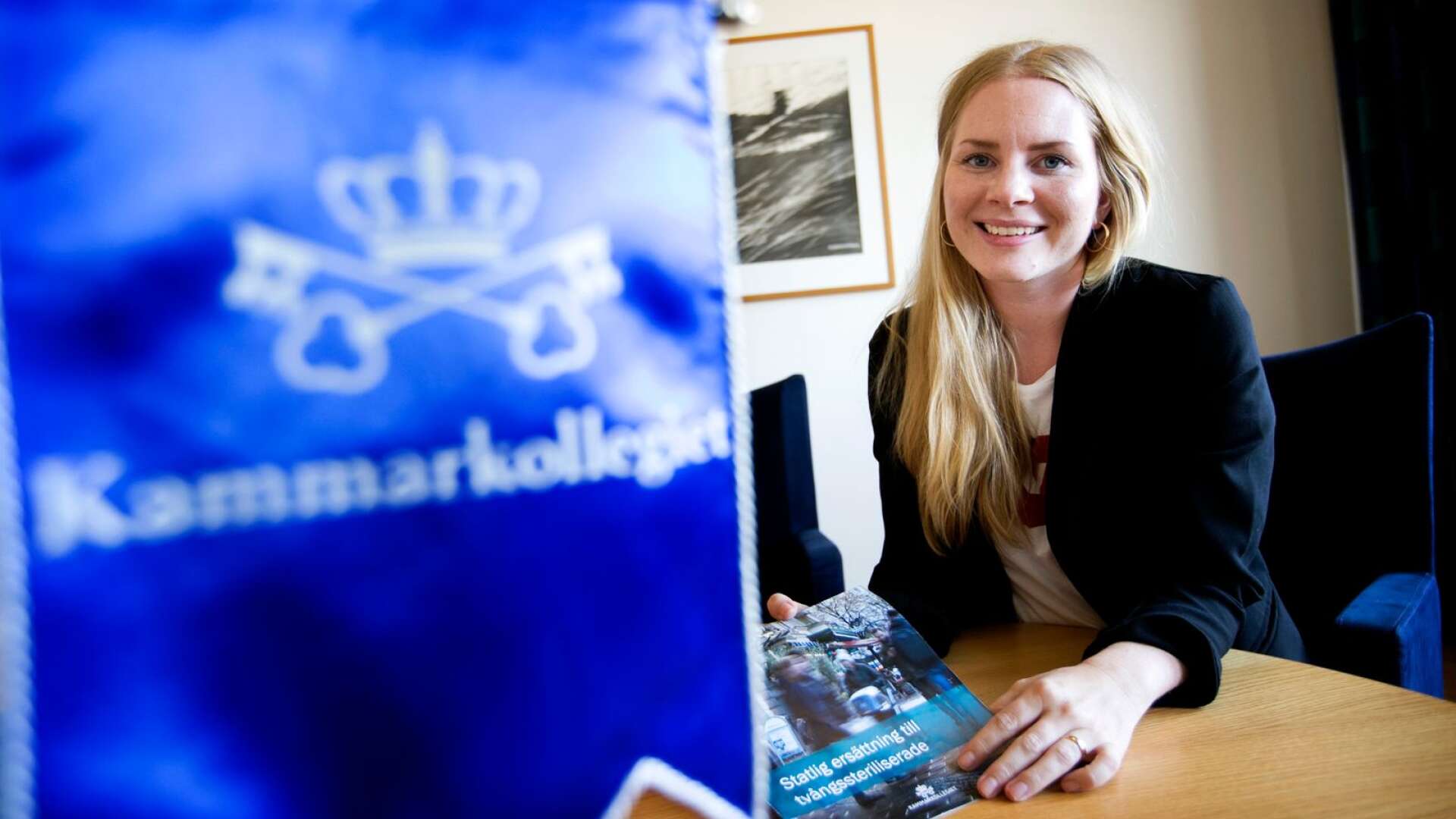 Anna Jildenhed på Kammarkollegiet i Karlstad handlägger ansökningar från personer som har tvångssteriliserats när de genomgått könskorrigering. Den som ansöker senast 1 maj nästa år kan få ersättning från staten.