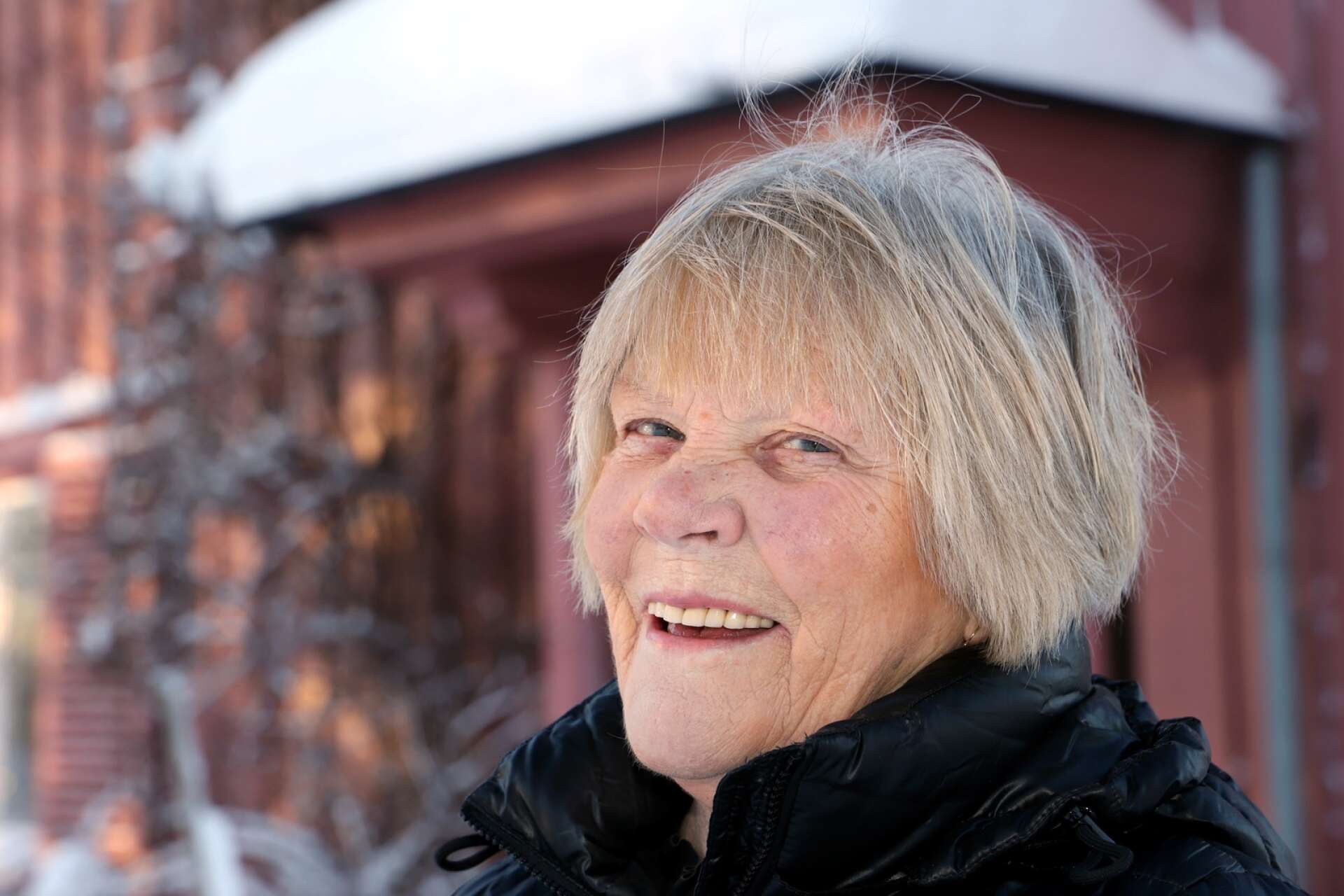 Ulla Grönqvist bor i Godmansro, huset som Thor Fagerkvist byggde och där också Hans Kajtorp bott. Ulla är tredje konstnären i rad som bor i det unika, rosa huset.