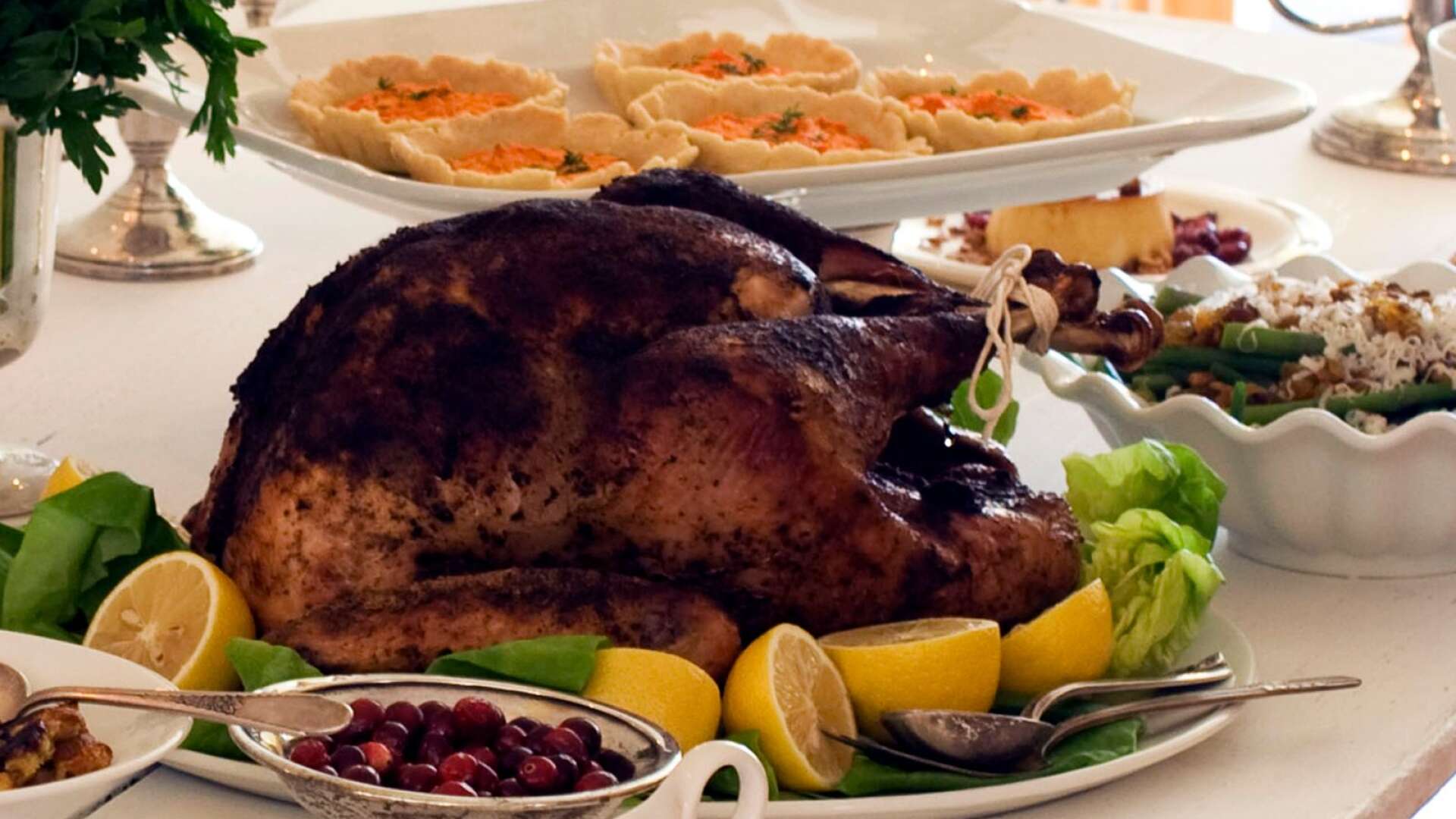 Det vore mycket bättre om vi istället importerade själva Thanksgiving. Då samlas amerikanerna i sina familjer för att fira allt de har att vara tacksamma för, skriver Charlotta Levay.