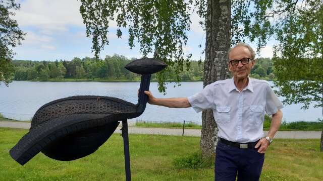 Den 30 september är det vernissage på årets höstsalong i Rackstadmuseet i Arvika. Filipstadskonstnären Nils Johannesson har blivit antagen och ställer ut verket ”It’s all that there is”. Här ses han med ett av sina fantastiska verk hemma i sin spännande trädgård.