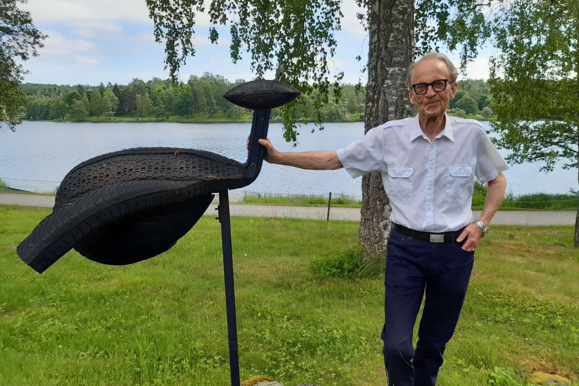 Den 30 september är det vernissage på årets höstsalong i Rackstadmuseet i Arvika. Filipstadskonstnären Nils Johannesson har blivit antagen och ställer ut verket ”It’s all that there is”. Här ses han med ett av sina fantastiska verk hemma i sin spännande trädgård.
