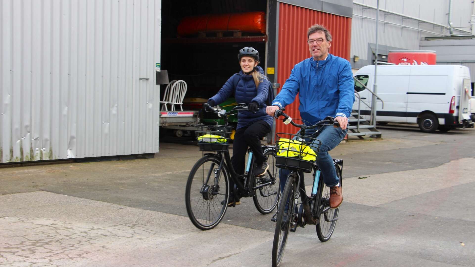 Lisa Krus och pappa Per-Arne Krus är två av de 45 Skövdebor som hämtade ut sina elcykel under torsdagseftermiddagen. 