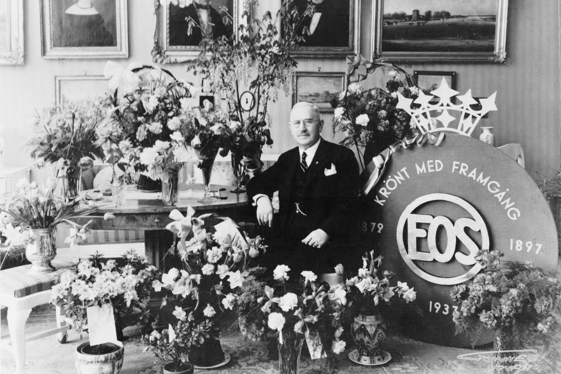 Ägaren Wilhelm Welin i blomsterhavet när butiken firar 65 år 1937.
