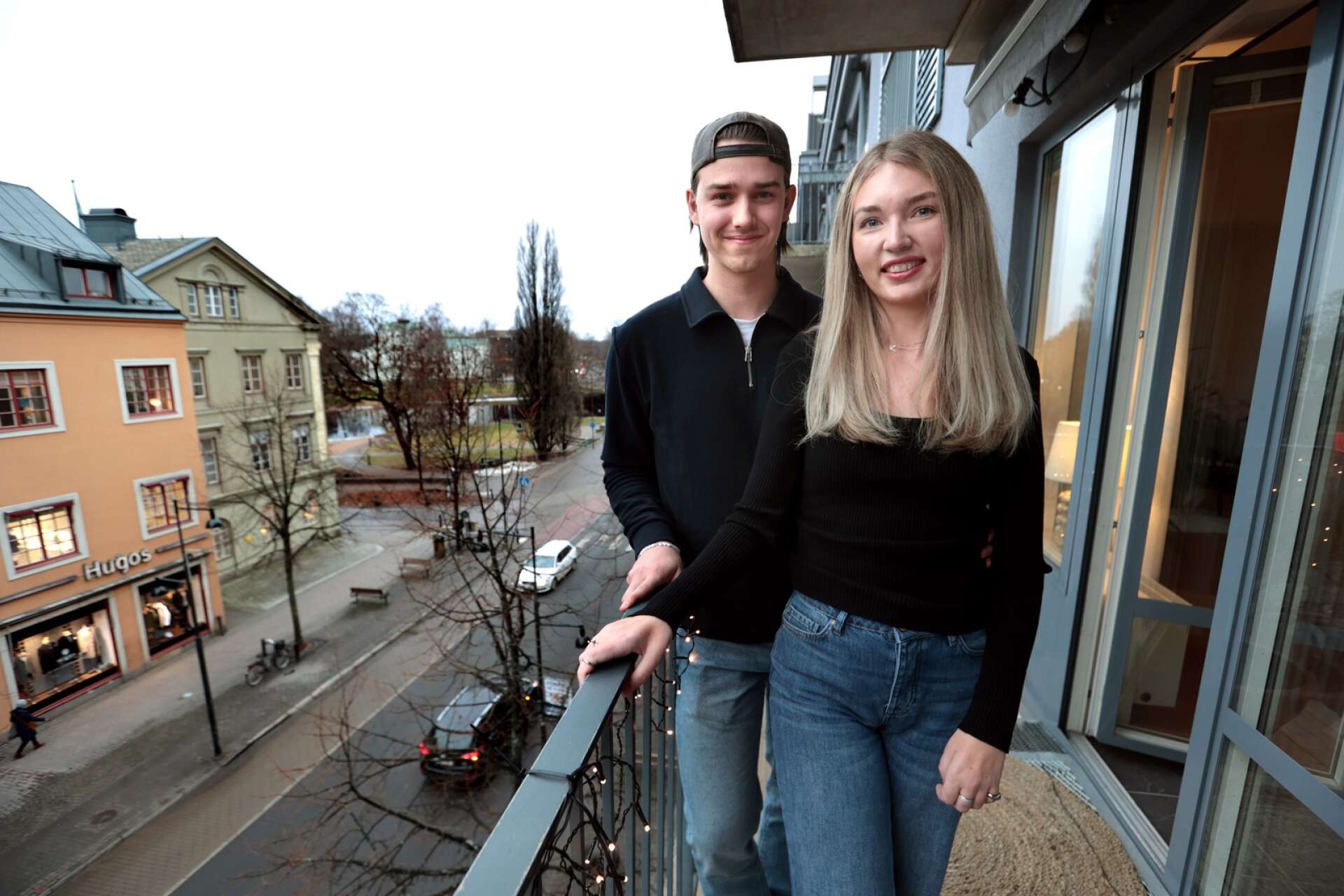 Familjen hjälpte till så de kunde flytta till en större, rymligare lägenhet i centrala Karlstad som har plats för Victorias hjälpmedel. 