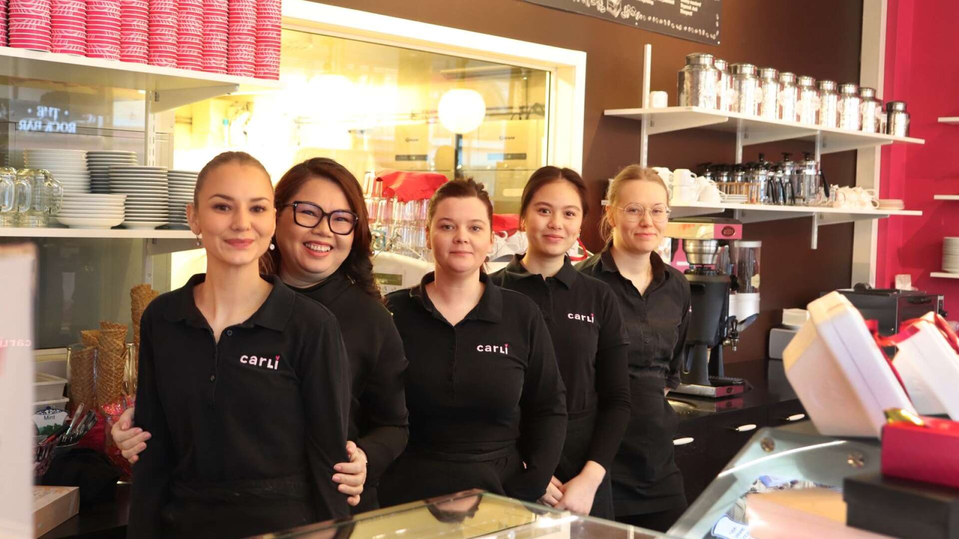 Under fredagens nyöppning var personalen redo att välkomna kunderna med glassfavoriter som pistage och brynt smör. 