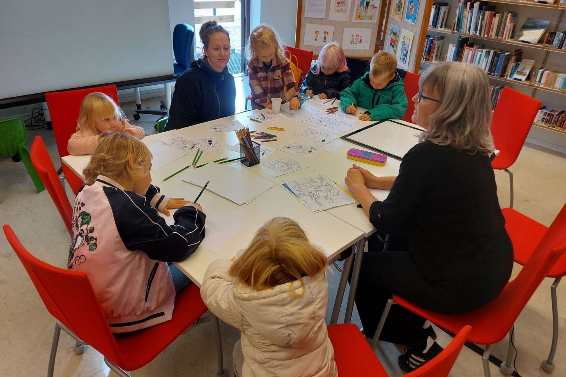 Barn provade på att teckna Kråke under ledning av Kråkeböckernas illustratör Jessica Lindholm.