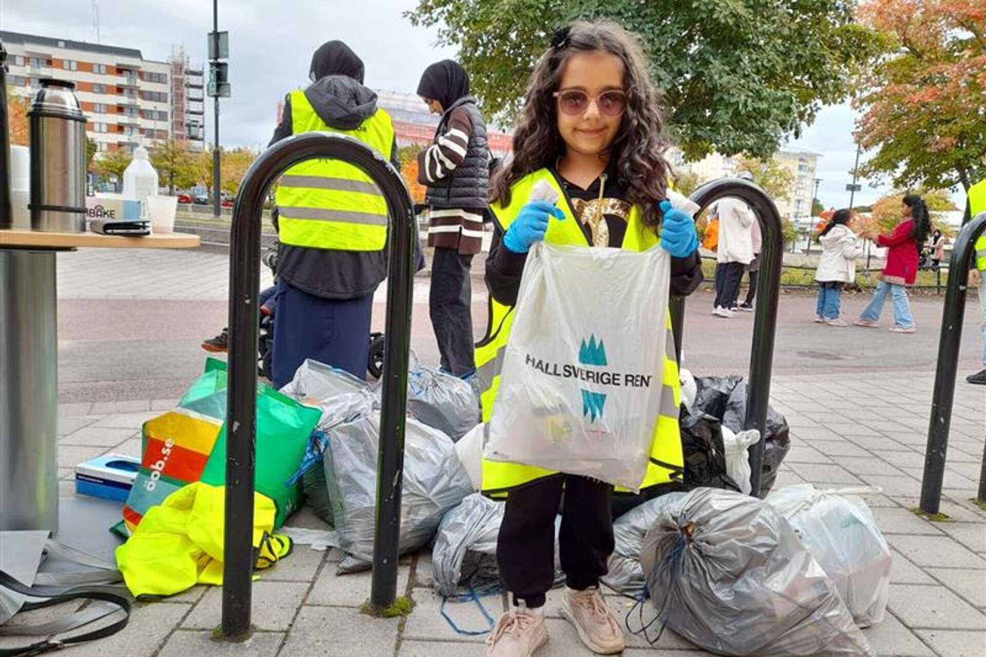 Nilya Ahmadi, 5, var en stilsäker skräpplockare under lördagens evenemang på Kronoparken, Hela Sverige plockar skräp. 