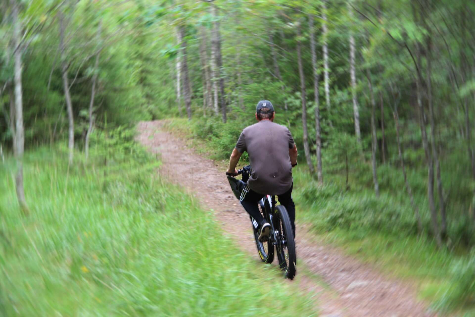 Många är det som cyklar i Degerfors och nu satsar man på att  utveckla fler cykelleder, men inte bara ute i terrängen, utan också med en lokal slinga för att knyta ihop huvudstäderna i Sverige och Norge.