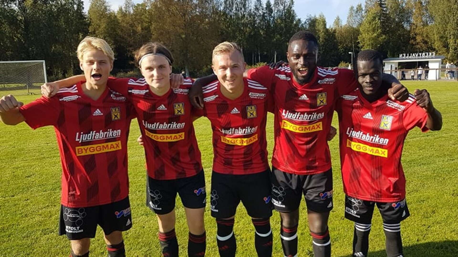 KB:s målgörare jublar efter vinsten på Ekebyvallen. Från vänster: Noa Hallström, Gustaf Ekman, Marcus Nilsson, Karanlang Bojang och Mubarak Kokby.
