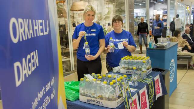 Jenny Aronsson och Petra Berghäll knöt band på vattenflaskor som ska delas ut till studenter.