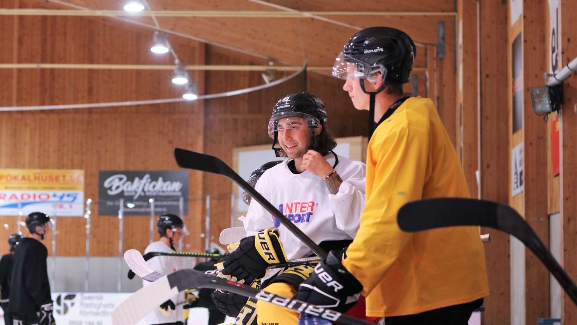 Rasmus Eriksson och Anton Fridh såg nöjda ut över att vara på is igen.
