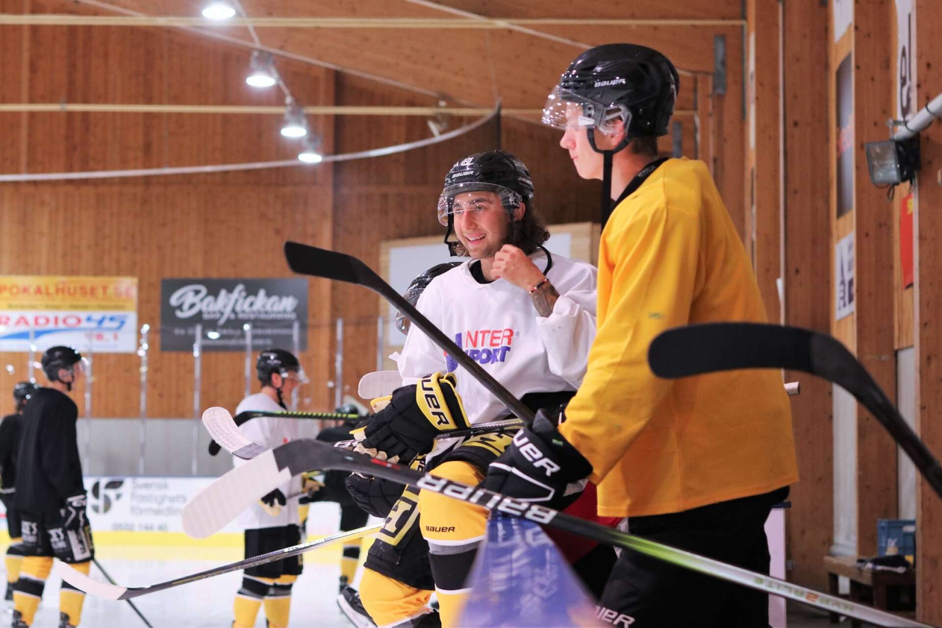 Rasmus Eriksson och Anton Fridh såg nöjda ut över att vara på is igen.