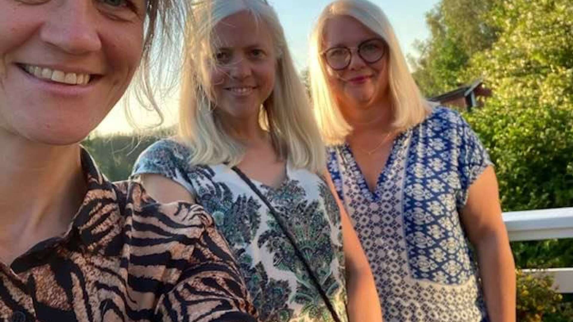 Från vänster Anna Johannesson, Clara Carp och Cecilia Milton som jobbade tillsammans som turistvärdar i Filipstad 1995. Denna sommar hade de återträff efter många år. 