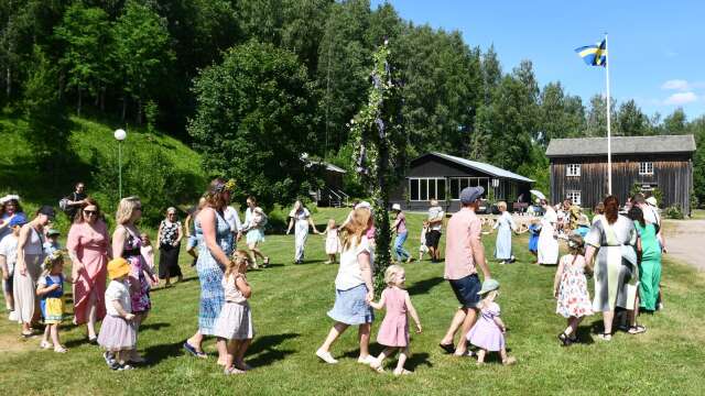 Alla de traditionella sångerna stod på programmet när det dansades runt midsommarstången på Gräsmarks hembygdsgård.