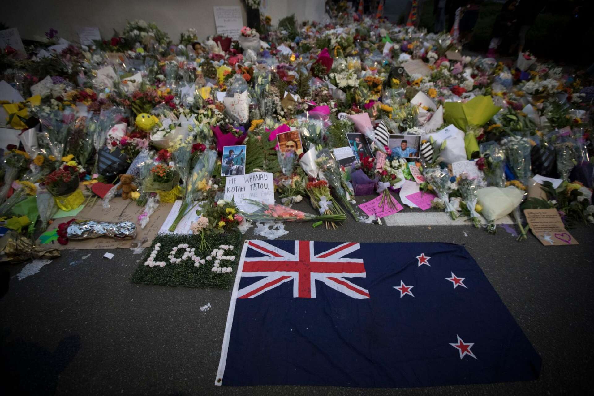 Blommor, brev och andra saker till minne av de dödade och drabbade av attentatet i Christchurch.
