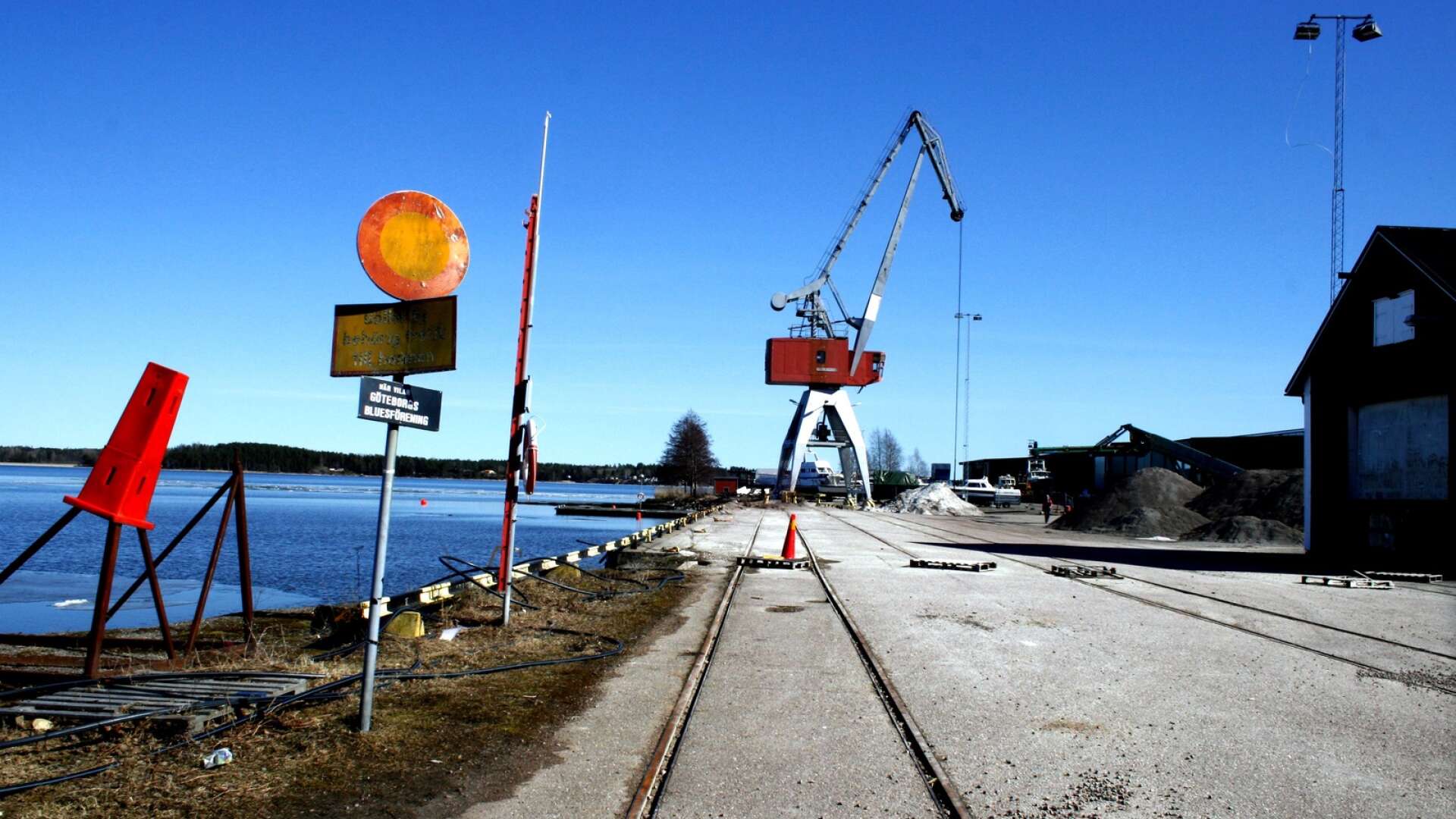 Djuphamnens överlevnad hänger på att järnvägstunneln kan avlasta Gamla Örnäsgatan, är slutsatsen i kommunens fortsatta utredning.